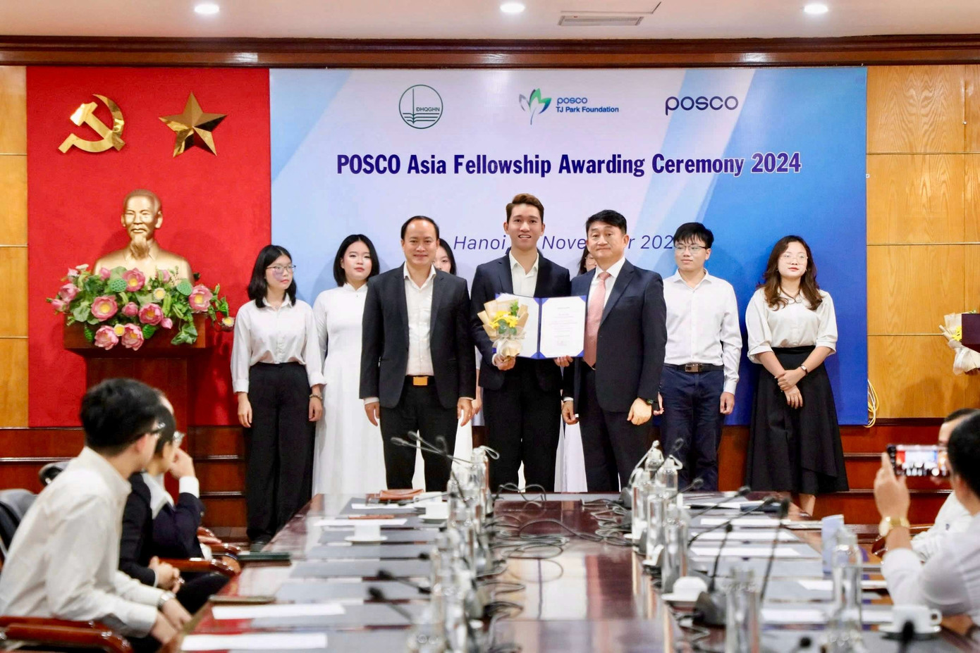 Vũ Văn Oánh nhận học bổng POSCO. Vũ Văn Oánh nhận học bổng POSCO.