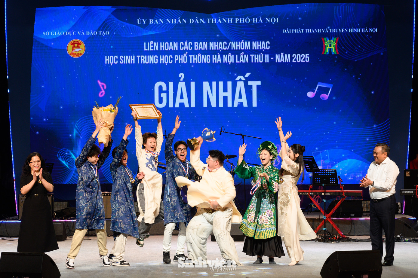 Chủ tịch UBND thành phố Hà Nội Trần Sỹ Thanh cùng Thứ trưởng Bộ GD&ĐT Nguyễn Thị Kim Chi đã cùng trao 2 giải Nhất danh giá cho ban nhạc đến từ Trường THPT Việt Đức và ban nhạc của Trường THCS&THPT Olympia.