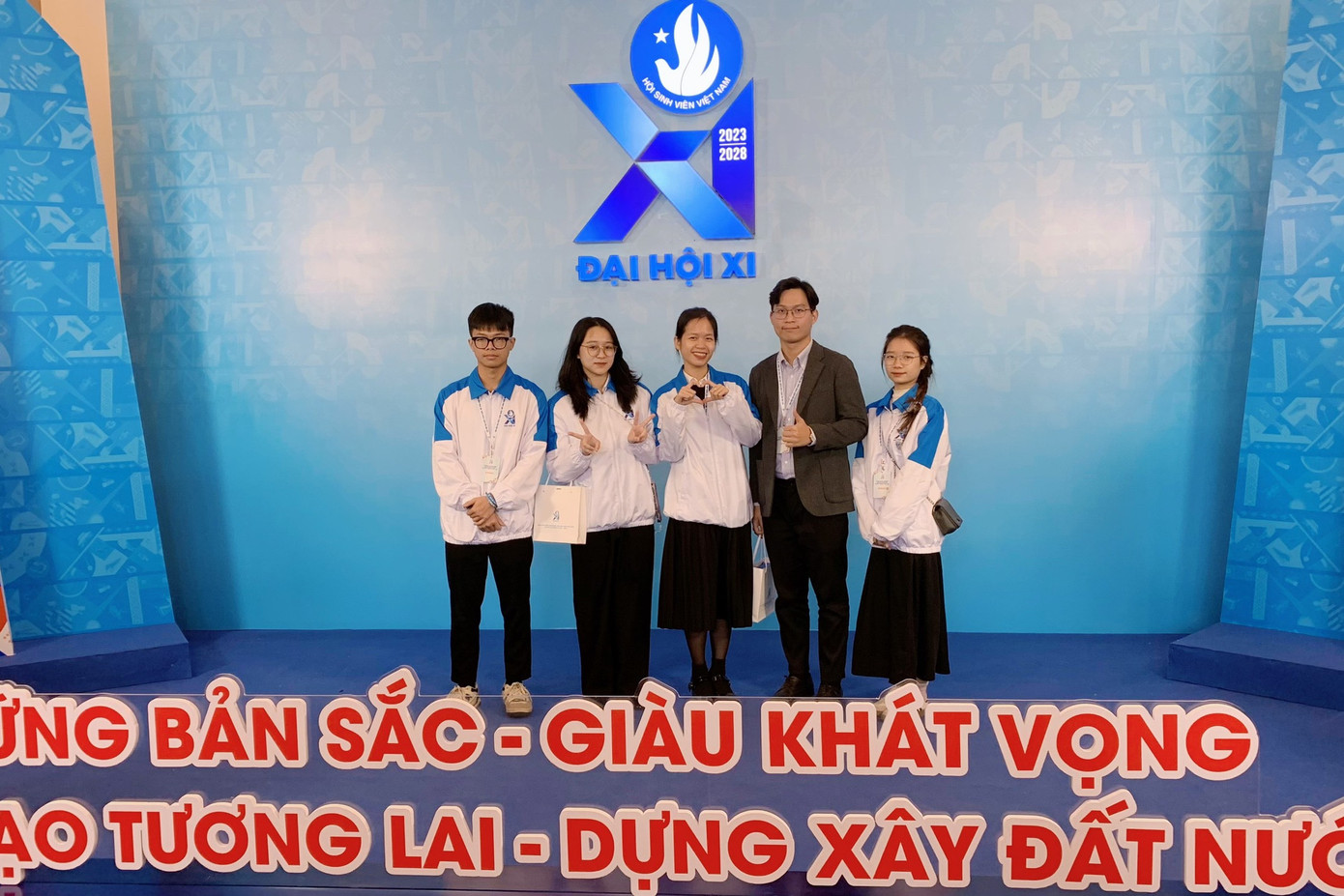 Yến Linh (thứ 2 từ trái sang) tại Đại hội đại biểu toàn quốc Hội Sinh viên Việt Nam lần thứ XI, nhiệm kỳ 2023-2028.