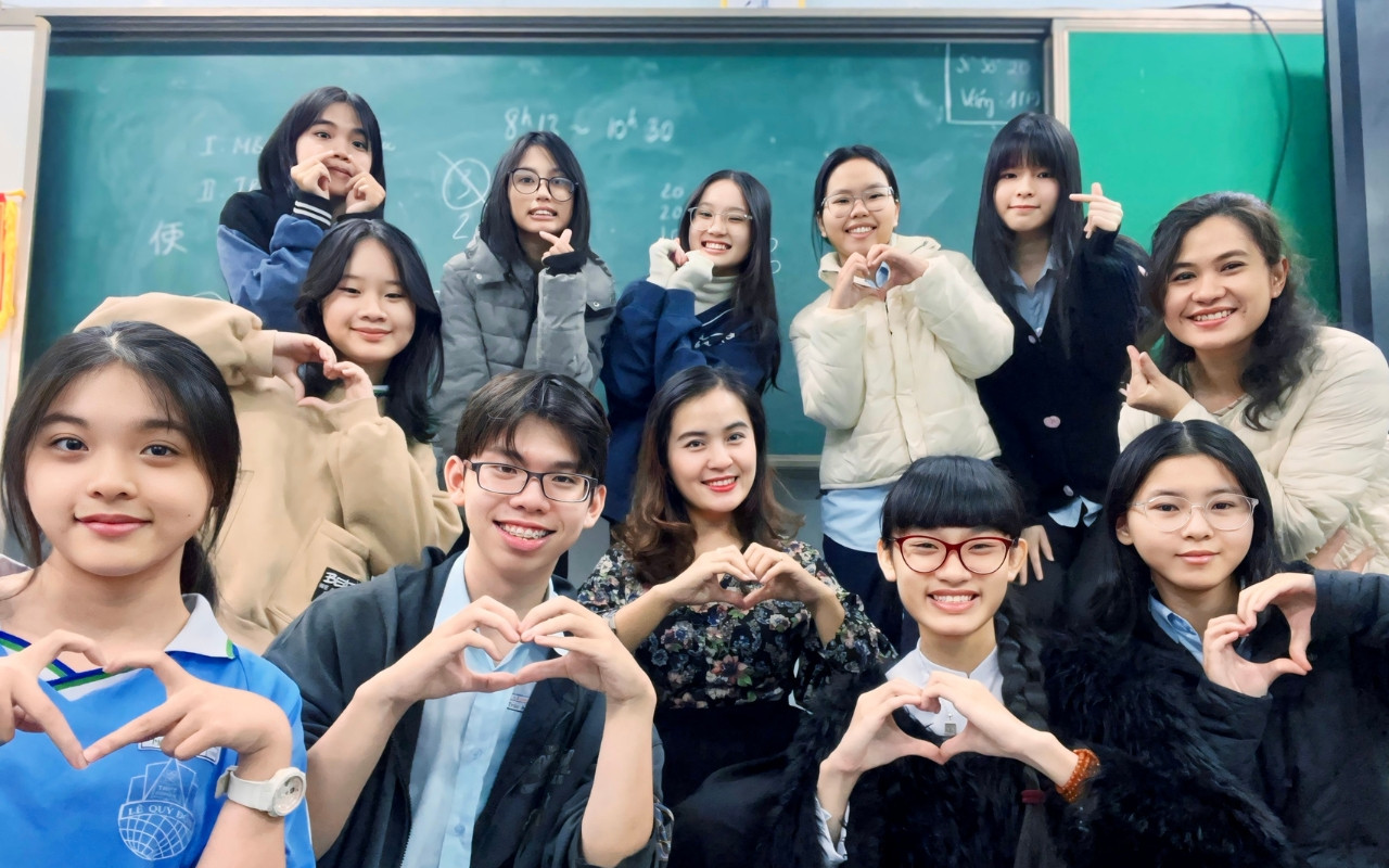 Sally (hàng đứng, ngoài cùng bên phải) với cô giáo và bạn học cùng đội tuyển môn Tiếng Nhật. Sally (hàng đứng, ngoài cùng bên phải) với cô giáo và bạn học cùng đội tuyển môn Tiếng Nhật.