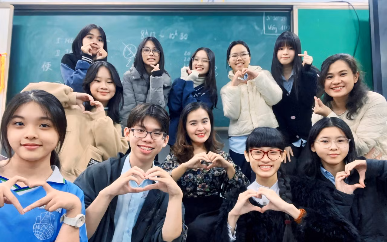 Sally (hàng đứng, ngoài cùng bên phải) với cô giáo và bạn học cùng đội tuyển môn Tiếng Nhật. Sally (hàng đứng, ngoài cùng bên phải) với cô giáo và bạn học cùng đội tuyển môn Tiếng Nhật.