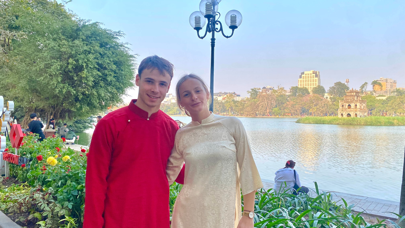 Clara và Mika tham quan di tích lịch sử Hồ Hoàn Kiếm. Clara và Mika tham quan di tích lịch sử Hồ Hoàn Kiếm.