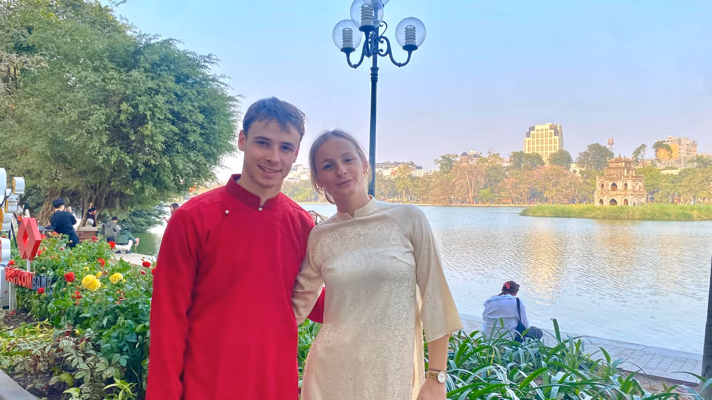 Clara và Mika tham quan di tích lịch sử Hồ Hoàn Kiếm. Clara và Mika tham quan di tích lịch sử Hồ Hoàn Kiếm.