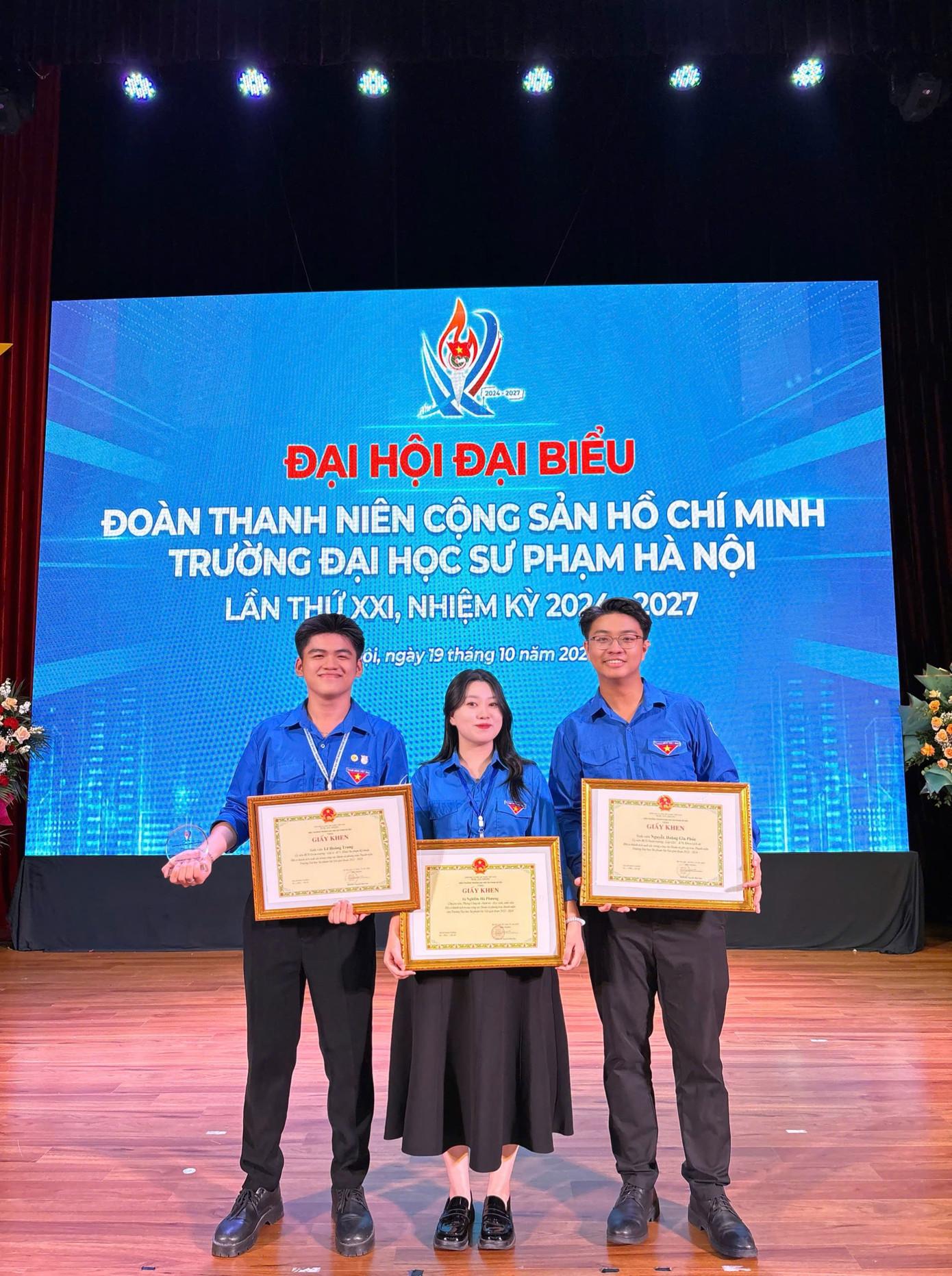 Hoàng Trang nhận Giấy khen của Hiệu trưởng Trường Đại học Sư phạm Hà Nội vì có thành tích trong công tác Đoàn và phong trào Thanh niên Trường giai đoạn 2022 - 2024. Hoàng Trang nhận Giấy khen của Hiệu trưởng Trường Đại học Sư phạm Hà Nội vì có thành tích trong công tác Đoàn và phong trào Thanh niên Trường giai đoạn 2022 - 2024.