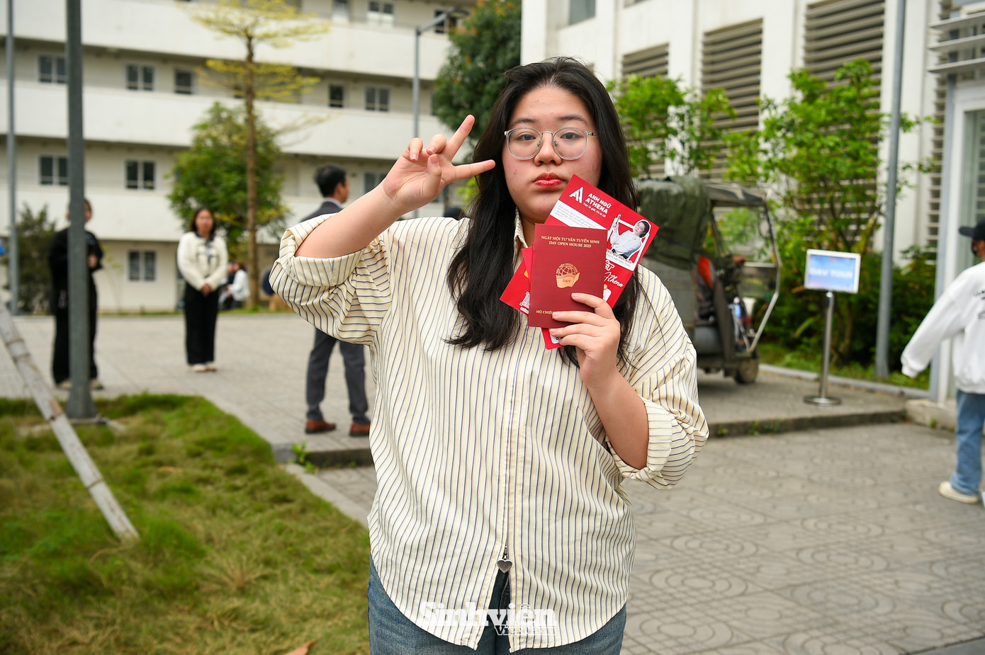 Bạn Ngọc Như (học sinh Trường THPT Việt Đức, Hà Nội) tươi cười chia sẻ: "Em đến từ rất sớm để có thể check-in và tham gia trọn vẹn các hoạt động của Học viện và các CLB. Các anh chị ở đây đều rất cởi mở và nhiệt tình tư vấn. Em quyết tâm sẽ ôn thi thật tốt để thực hiện ước mơ vào mái nhà Ngoại giao.