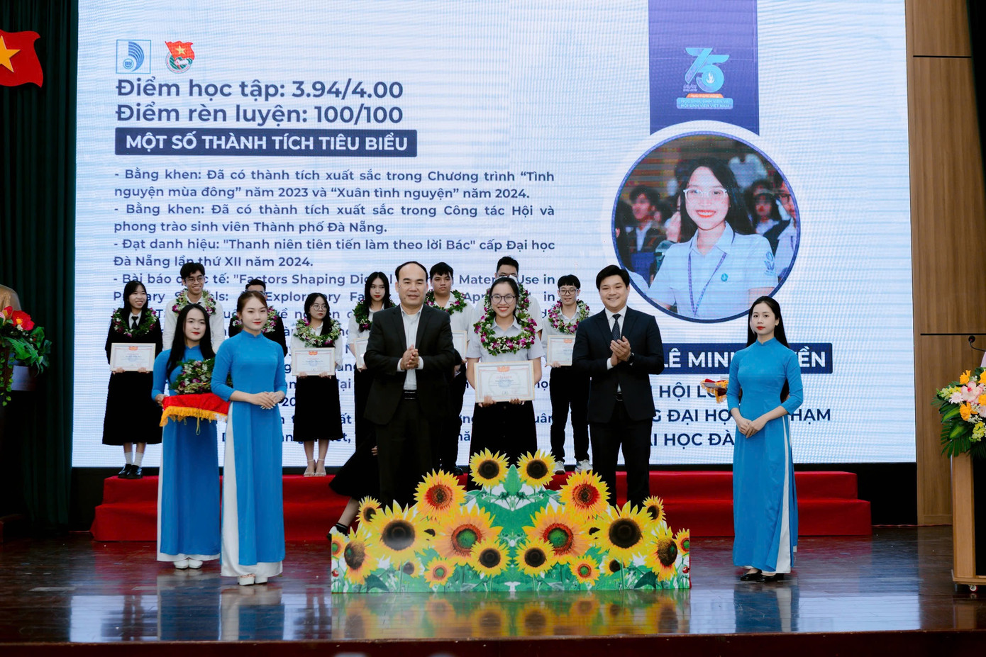 Minh Huyền là một trong những gương mặt sinh viên tiêu biểu của Đại học Đà Nẵng. Minh Huyền là một trong những gương mặt sinh viên tiêu biểu của Đại học Đà Nẵng.