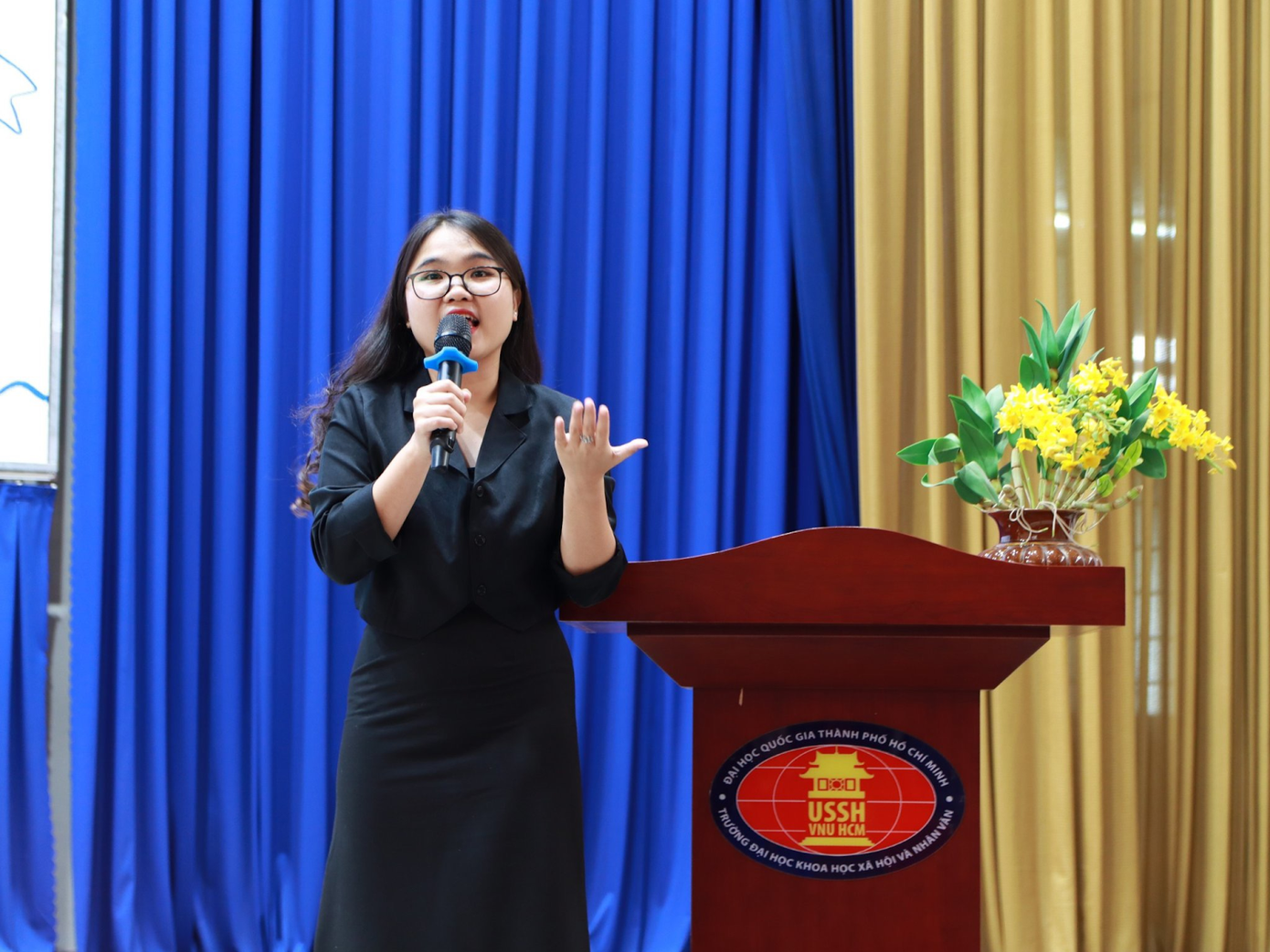 Hồng Đào là diễn giả tại talkshow về các cơ hội học bổng và giao lưu quốc tế dành cho sinh viên. Hồng Đào là diễn giả tại talkshow về các cơ hội học bổng và giao lưu quốc tế dành cho sinh viên.