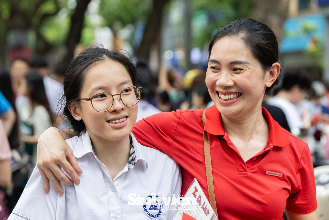 Trái ngược với vẻ lo âu ban đầu, những nụ cười rạng rỡ và sự nhẹ nhõm hiện rõ trên gương mặt các bậc phụ huynh khi thấy con tự tin rời khỏi điểm thi. Những vòng tay dang rộng, những cái ôm siết chặt đã là sự cổ vũ lớn lao nhất, ghi nhận nỗ lực của các sĩ tử sau 2/3 chặng đường thi căng thẳng. Trái ngược với vẻ lo âu ban đầu, những nụ cười rạng rỡ và sự nhẹ nhõm hiện rõ trên gương mặt các bậc phụ huynh khi thấy con tự tin rời khỏi điểm thi. Những vòng tay dang rộng, những cái ôm siết chặt đã là sự cổ vũ lớn lao nhất, ghi nhận nỗ lực của các sĩ tử sau 2/3 chặng đường thi căng thẳng.