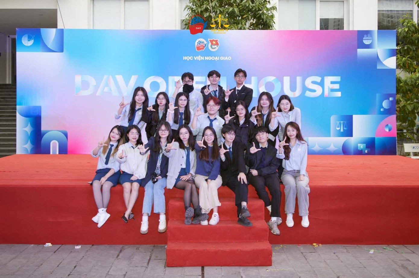 Sinh viên khoa Luật quốc tế trong ngày hội DAV Open House. Sinh viên khoa Luật quốc tế trong ngày hội DAV Open House.