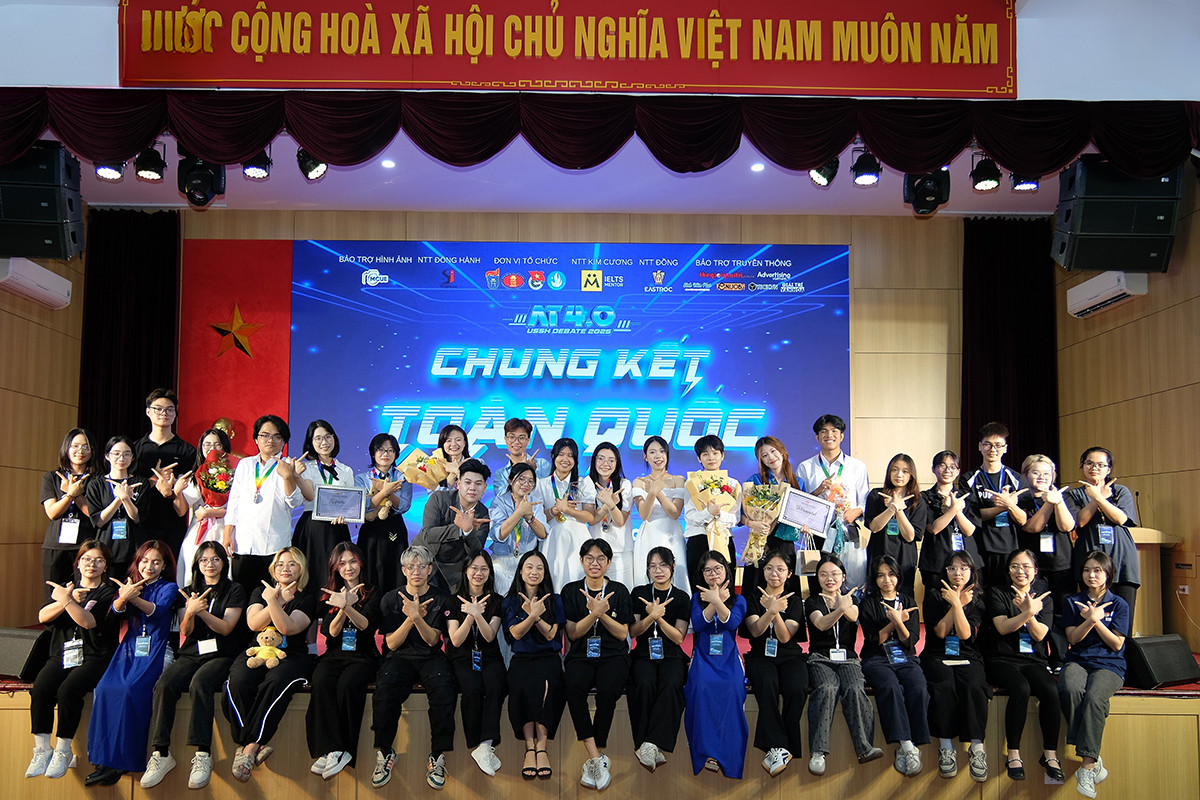 Các đội thi chụp ảnh kỷ niệm sau khi nhận giải, thể hiện tinh thần đoàn kết và sự tự tin của thế hệ trẻ trong kỷ nguyên số.