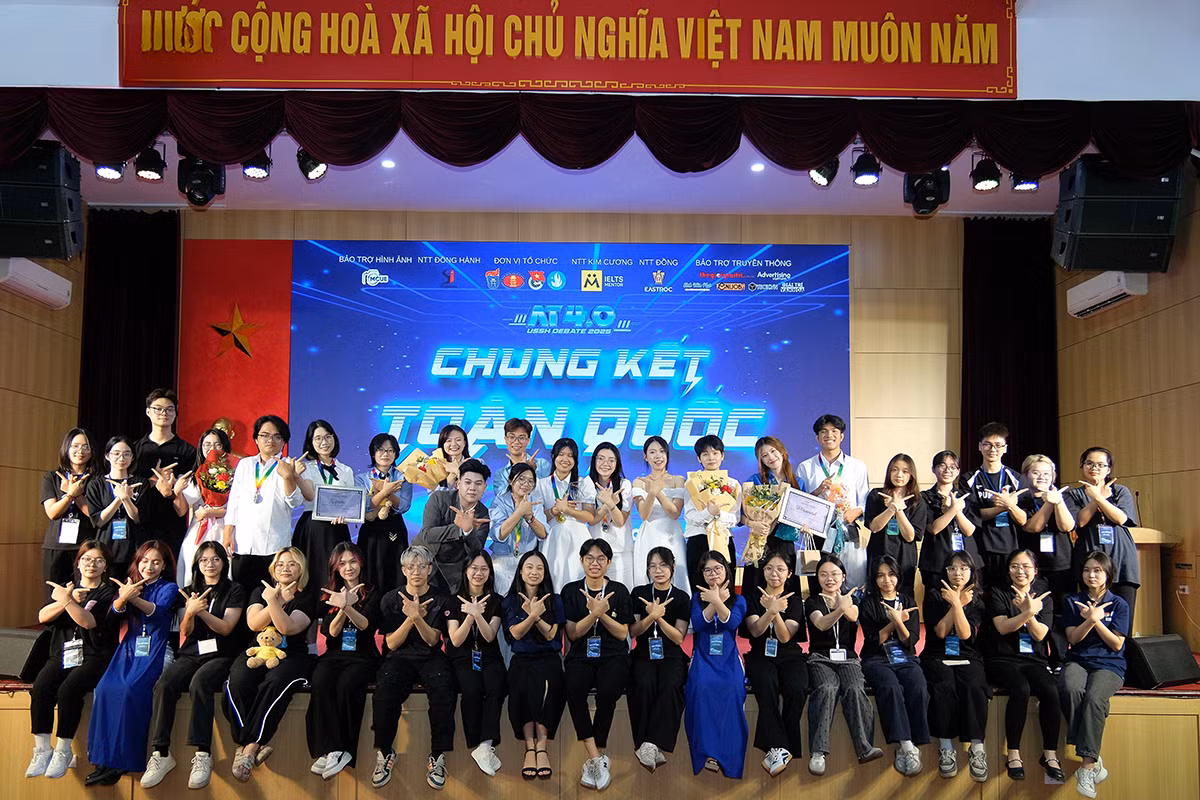 Các đội thi chụp ảnh kỷ niệm sau khi nhận giải, thể hiện tinh thần đoàn kết và sự tự tin của thế hệ trẻ trong kỷ nguyên số.