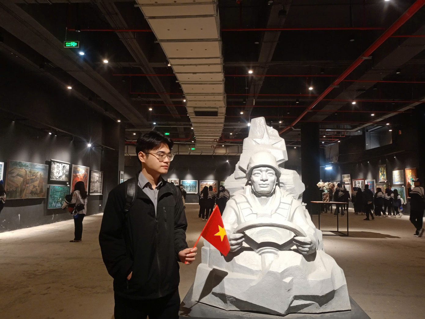 Tuổi trẻ của Đình Bình không phải là những ngày tháng trôi qua vô nghĩa, mà là một hành trình đầy ắp những dấu chân của tri thức và những nghĩa cử đẹp.