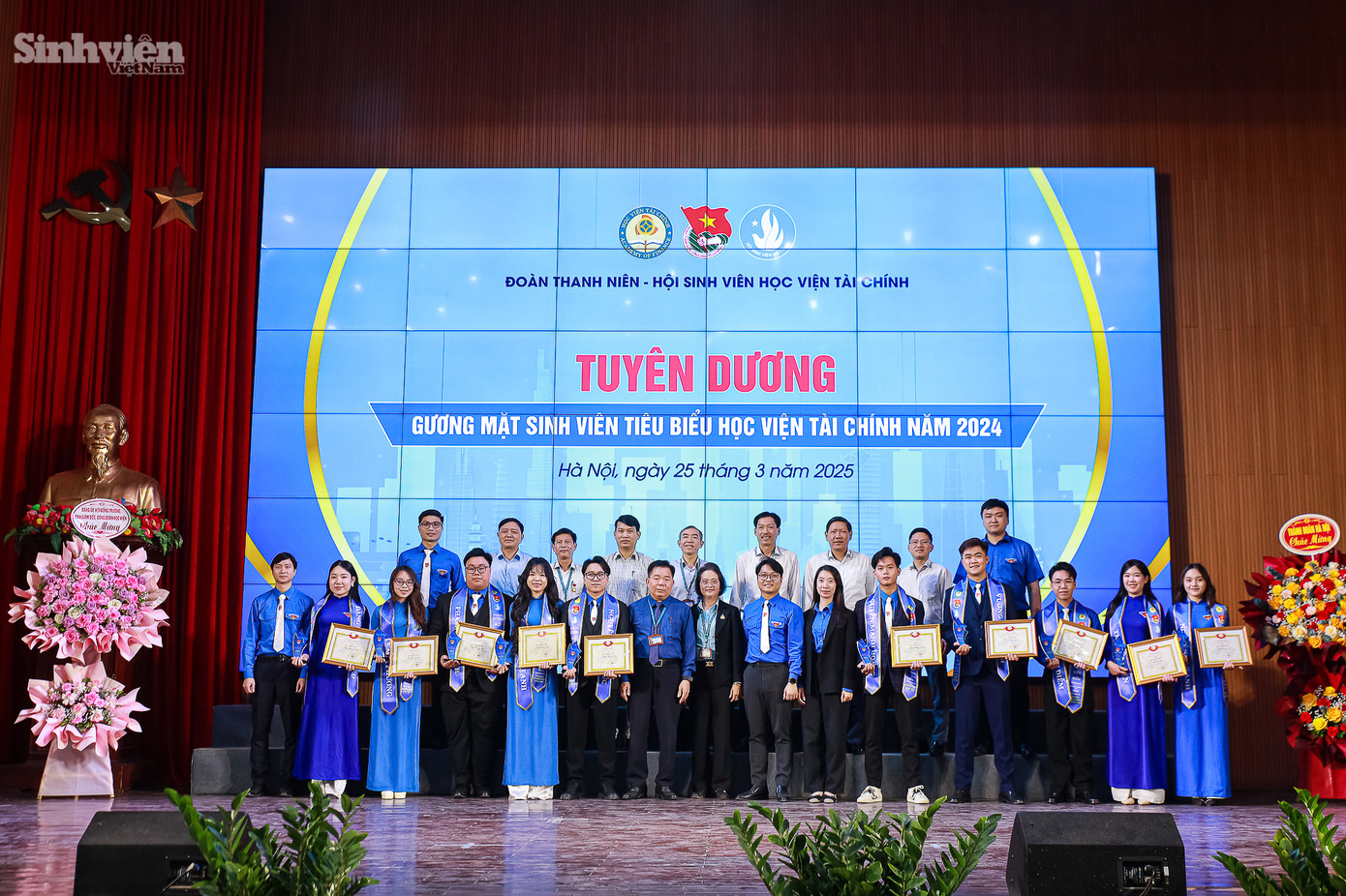 GS. TS. NGND Nguyễn Trọng Cơ - Nguyên Bí Thư Đảng Uỷ, Nguyên Giám đốc Học Viện; Chủ tịch Hội đồng quản lý Quỹ phát triển giáo dục Tâm - Tài - Chính; NGƯT. PGS. TS Trương Thị Thủy - Phó Bí thư Đảng ủy, Phó Giám đốc Học viện; chị Vũ Thị Minh Hằng - Ủy viên BCH, Trưởng Ban Thanh niên Trường học Thành đoàn... khen thưởng 10 gương mặt sinh viên tiêu biểu Học viện Tài chính.