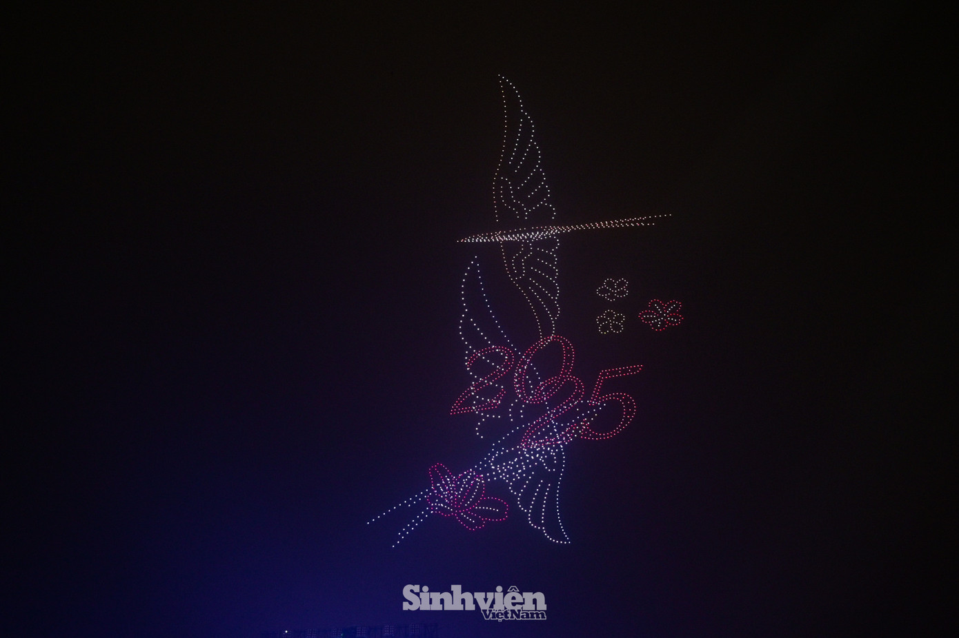 Vượt qua khuôn khổ một bữa tiệc âm nhạc ánh sáng thông thường, sự kiện này là một màn trình diễn nghệ thuật sáng tạo, kết hợp hài hòa giữa di sản văn hóa và công nghệ hiện đại, góp phần đưa Hà Nội trở thành một điểm đến du lịch sôi động, thu hút du khách khám phá và trải nghiệm những giá trị văn hóa độc đáo.