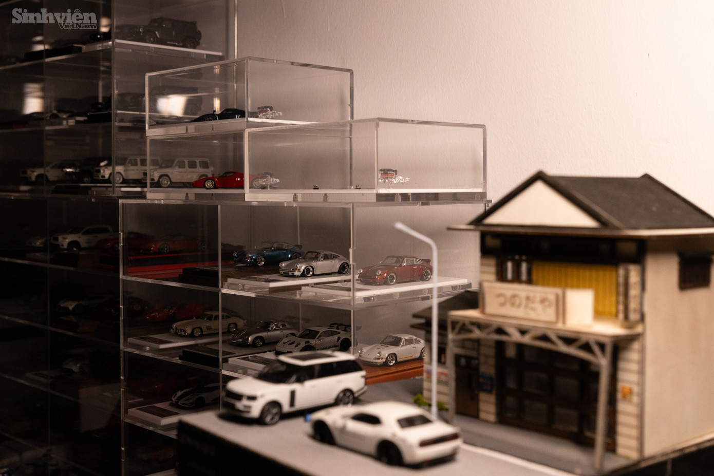 Bộ sưu tập của Chiến không chỉ đa dạng về chủng loại mà còn về giá trị. Từ những mẫu xe "bình dân" có giá vài trăm nghìn đồng đến những chiếc "siêu xe" phiên bản giới hạn trị giá hàng triệu đồng, mỗi chiếc xe đều mang một câu chuyện riêng. "Chiếc Porsche 911 màu xanh chrome là chiếc mình yêu thích nhất. Nó không chỉ đẹp mà còn độc đáo, chỉ có 199 chiếc trên toàn thế giới." - Chiến tự hào chia sẻ. Để có được những "chiến mã" ưng ý, Chiến thường tìm đến các cửa hàng chuyên bán mô hình hoặc đặt hàng từ các sàn thương mại điện tử quốc tế. Anh cũng tích cực tham gia các hội nhóm về mô hình xe, nơi anh có thể giao lưu, học hỏi và chia sẻ kinh nghiệm với những người cùng đam mê. Bộ sưu tập của Chiến không chỉ đa dạng về chủng loại mà còn về giá trị. Từ những mẫu xe "bình dân" có giá vài trăm nghìn đồng đến những chiếc "siêu xe" phiên bản giới hạn trị giá hàng triệu đồng, mỗi chiếc xe đều mang một câu chuyện riêng. "Chiếc Porsche 911 màu xanh chrome là chiếc mình yêu thích nhất. Nó không chỉ đẹp mà còn độc đáo, chỉ có 199 chiếc trên toàn thế giới." - Chiến tự hào chia sẻ. Để có được những "chiến mã" ưng ý, Chiến thường tìm đến các cửa hàng chuyên bán mô hình hoặc đặt hàng từ các sàn thương mại điện tử quốc tế. Anh cũng tích cực tham gia các hội nhóm về mô hình xe, nơi anh có thể giao lưu, học hỏi và chia sẻ kinh nghiệm với những người cùng đam mê.