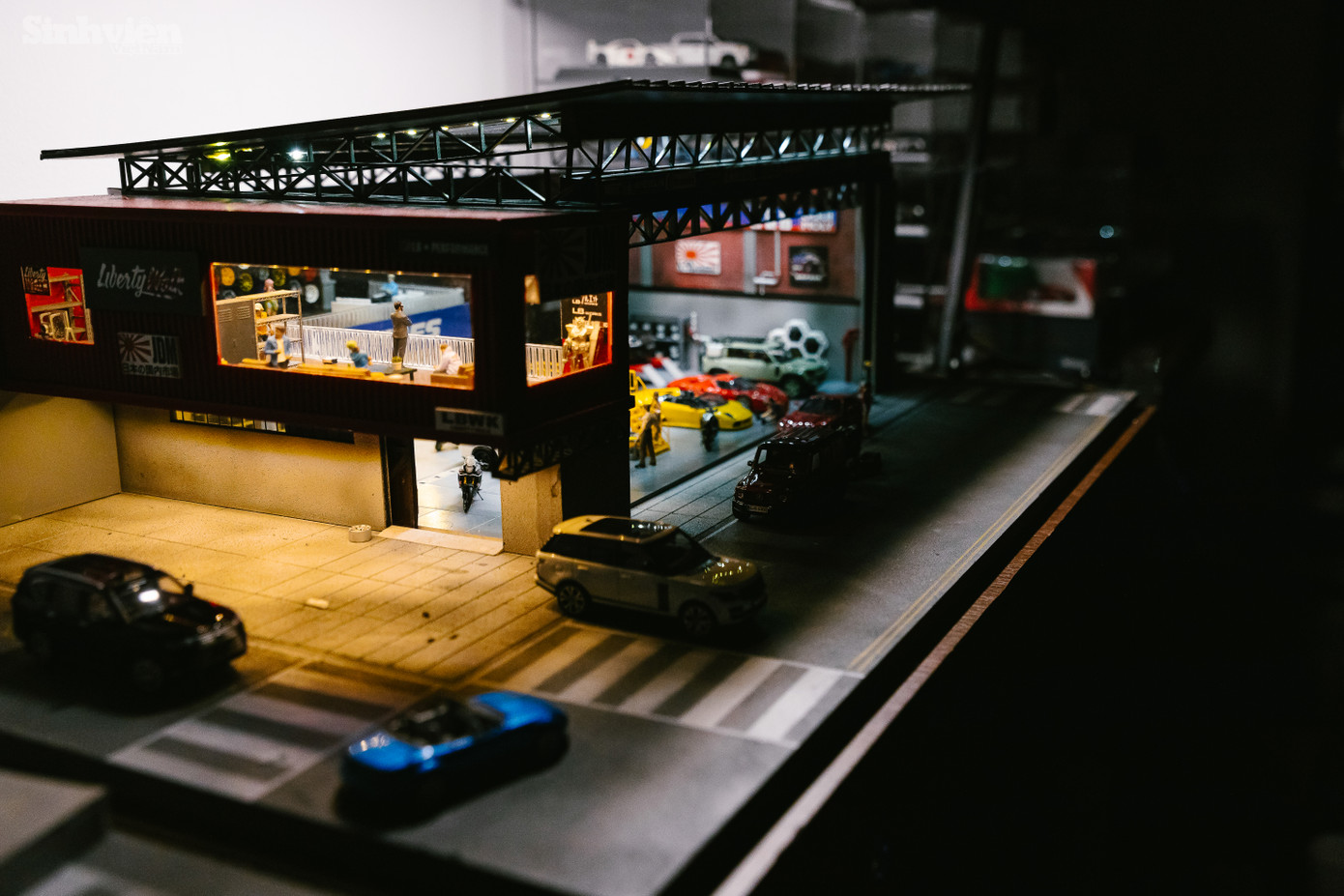 Gara ô tô thu nhỏ của Nguyễn Bá Chiến. Gara ô tô thu nhỏ của Nguyễn Bá Chiến.