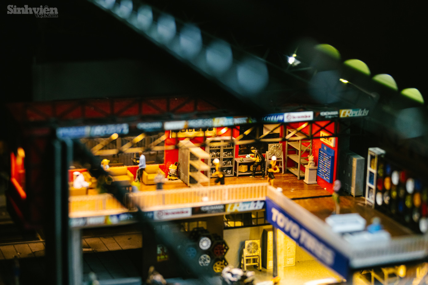 Hàng trăm chi tiết nhỏ trong một tác phẩm diorama. Hàng trăm chi tiết nhỏ trong một tác phẩm diorama.