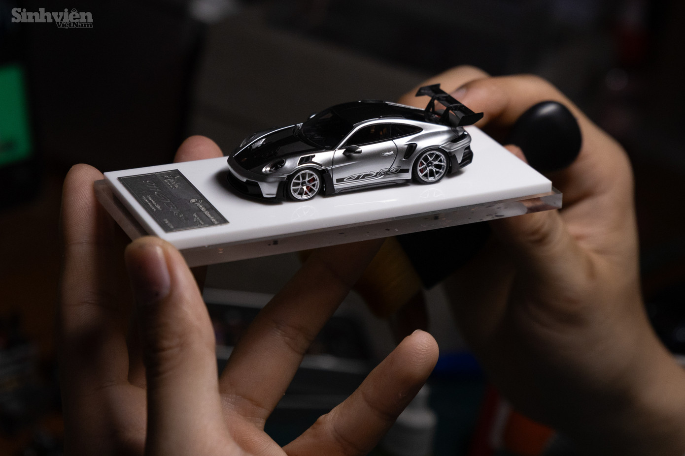 Bộ sưu tập của Chiến không chỉ đa dạng về chủng loại mà còn về giá trị. Từ những mẫu xe "bình dân" có giá vài trăm nghìn đồng đến những chiếc "siêu xe" phiên bản giới hạn trị giá hàng triệu đồng, mỗi chiếc xe đều mang một câu chuyện riêng. "Chiếc Porsche 911 màu xanh chrome là chiếc mình yêu thích nhất. Nó không chỉ đẹp mà còn độc đáo, chỉ có 199 chiếc trên toàn thế giới." - Chiến tự hào chia sẻ. Để có được những "chiến mã" ưng ý, Chiến thường tìm đến các cửa hàng chuyên bán mô hình hoặc đặt hàng từ các sàn thương mại điện tử quốc tế. Anh cũng tích cực tham gia các hội nhóm về mô hình xe, nơi anh có thể giao lưu, học hỏi và chia sẻ kinh nghiệm với những người cùng đam mê. Bộ sưu tập của Chiến không chỉ đa dạng về chủng loại mà còn về giá trị. Từ những mẫu xe "bình dân" có giá vài trăm nghìn đồng đến những chiếc "siêu xe" phiên bản giới hạn trị giá hàng triệu đồng, mỗi chiếc xe đều mang một câu chuyện riêng. "Chiếc Porsche 911 màu xanh chrome là chiếc mình yêu thích nhất. Nó không chỉ đẹp mà còn độc đáo, chỉ có 199 chiếc trên toàn thế giới." - Chiến tự hào chia sẻ. Để có được những "chiến mã" ưng ý, Chiến thường tìm đến các cửa hàng chuyên bán mô hình hoặc đặt hàng từ các sàn thương mại điện tử quốc tế. Anh cũng tích cực tham gia các hội nhóm về mô hình xe, nơi anh có thể giao lưu, học hỏi và chia sẻ kinh nghiệm với những người cùng đam mê.