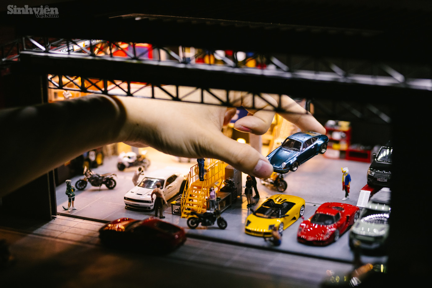 Hàng trăm chi tiết nhỏ trong một tác phẩm diorama. Hàng trăm chi tiết nhỏ trong một tác phẩm diorama.