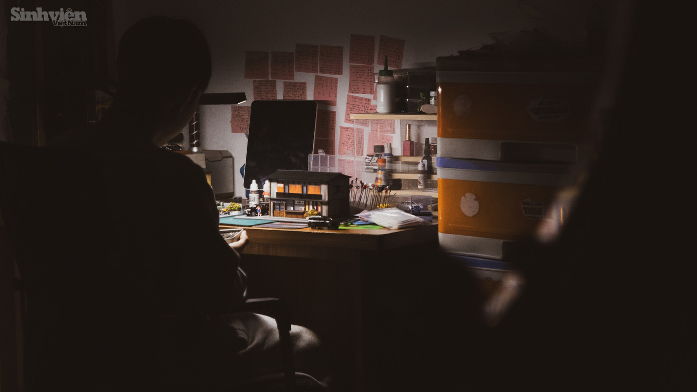 Khách hàng của Chiến thường đặt hàng theo ý tưởng riêng. Anh luôn cố gắng đáp ứng yêu cầu của khách hàng, ngay cả khi đó là những yêu cầu "khó nhằn". "Mình muốn mang đến cho khách hàng những sản phẩm diorama chất lượng và độc đáo, mình thường thức đêm để tập trung làm việc." Khách hàng của Chiến thường đặt hàng theo ý tưởng riêng. Anh luôn cố gắng đáp ứng yêu cầu của khách hàng, ngay cả khi đó là những yêu cầu "khó nhằn". "Mình muốn mang đến cho khách hàng những sản phẩm diorama chất lượng và độc đáo, mình thường thức đêm để tập trung làm việc."