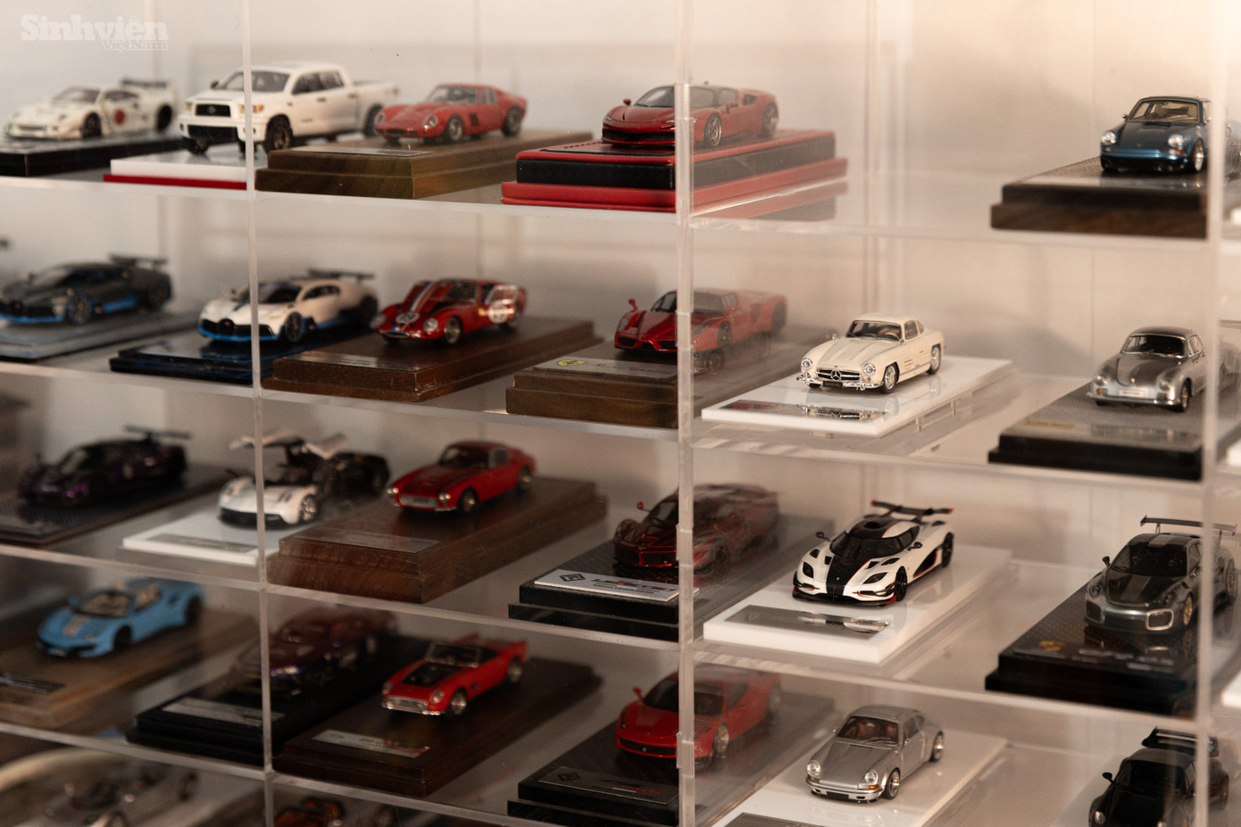 Bộ sưu tập của Chiến không chỉ đa dạng về chủng loại mà còn về giá trị. Từ những mẫu xe "bình dân" có giá vài trăm nghìn đồng đến những chiếc "siêu xe" phiên bản giới hạn trị giá hàng triệu đồng, mỗi chiếc xe đều mang một câu chuyện riêng. "Chiếc Porsche 911 màu xanh chrome là chiếc mình yêu thích nhất. Nó không chỉ đẹp mà còn độc đáo, chỉ có 199 chiếc trên toàn thế giới." - Chiến tự hào chia sẻ. Để có được những "chiến mã" ưng ý, Chiến thường tìm đến các cửa hàng chuyên bán mô hình hoặc đặt hàng từ các sàn thương mại điện tử quốc tế. Anh cũng tích cực tham gia các hội nhóm về mô hình xe, nơi anh có thể giao lưu, học hỏi và chia sẻ kinh nghiệm với những người cùng đam mê. Bộ sưu tập của Chiến không chỉ đa dạng về chủng loại mà còn về giá trị. Từ những mẫu xe "bình dân" có giá vài trăm nghìn đồng đến những chiếc "siêu xe" phiên bản giới hạn trị giá hàng triệu đồng, mỗi chiếc xe đều mang một câu chuyện riêng. "Chiếc Porsche 911 màu xanh chrome là chiếc mình yêu thích nhất. Nó không chỉ đẹp mà còn độc đáo, chỉ có 199 chiếc trên toàn thế giới." - Chiến tự hào chia sẻ. Để có được những "chiến mã" ưng ý, Chiến thường tìm đến các cửa hàng chuyên bán mô hình hoặc đặt hàng từ các sàn thương mại điện tử quốc tế. Anh cũng tích cực tham gia các hội nhóm về mô hình xe, nơi anh có thể giao lưu, học hỏi và chia sẻ kinh nghiệm với những người cùng đam mê.