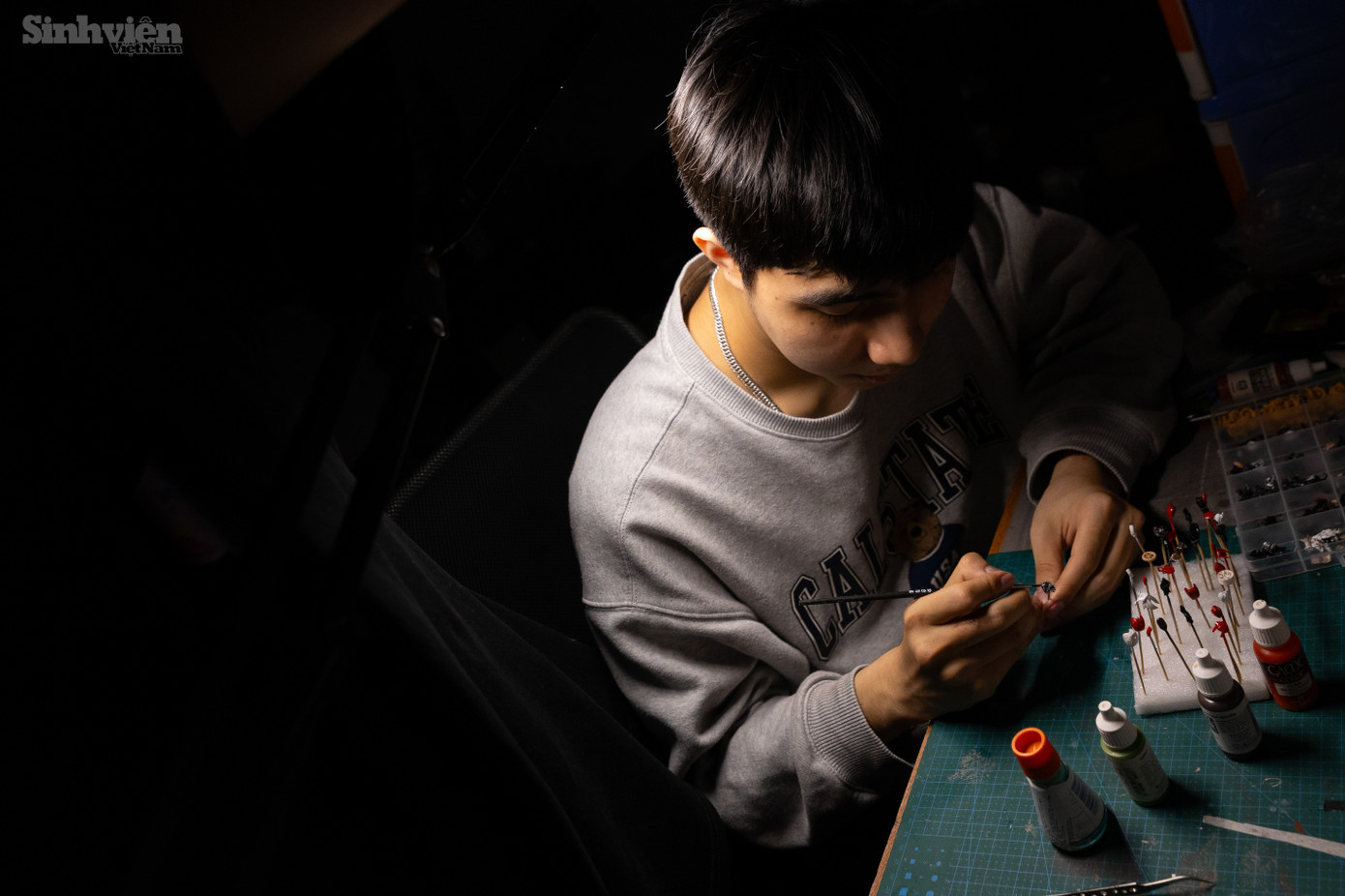 Cuối năm 2023, Chiến bắt đầu mày mò học hỏi các kỹ thuật làm diorama từ YouTube. Từ những vật liệu đơn giản như fomex, bìa, xốp, anh đã tạo ra những tác phẩm diorama đầy ấn tượng. "Thời gian đầu, mình gặp rất nhiều khó khăn, phải làm đi làm lại nhiều lần. Nhưng dần dần, mình đã tìm ra những phương pháp và kỹ thuật phù hợp." - Chiến chia sẻ. Nhờ những mẫu diorama đầu tay được cộng đồng đón nhận, Chiến đã bắt đầu con đường sự nghiệp của mình. Cuối năm 2023, Chiến bắt đầu mày mò học hỏi các kỹ thuật làm diorama từ YouTube. Từ những vật liệu đơn giản như fomex, bìa, xốp, anh đã tạo ra những tác phẩm diorama đầy ấn tượng. "Thời gian đầu, mình gặp rất nhiều khó khăn, phải làm đi làm lại nhiều lần. Nhưng dần dần, mình đã tìm ra những phương pháp và kỹ thuật phù hợp." - Chiến chia sẻ. Nhờ những mẫu diorama đầu tay được cộng đồng đón nhận, Chiến đã bắt đầu con đường sự nghiệp của mình.