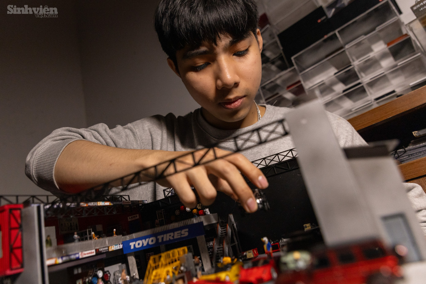 Không chỉ dừng lại ở việc sưu tầm, Chiến còn muốn tạo ra một không gian sống động cho những chiếc xe của mình. Và diorama đã trở thành cầu nối để anh hiện thực hóa ý tưởng đó. "Mình tình cờ thấy những mẫu diorama trưng bày xe rất đẹp trên mạng. Vốn có chút năng khiếu làm đồ handmade, mình quyết định thử sức." - Chiến kể. Không chỉ dừng lại ở việc sưu tầm, Chiến còn muốn tạo ra một không gian sống động cho những chiếc xe của mình. Và diorama đã trở thành cầu nối để anh hiện thực hóa ý tưởng đó. "Mình tình cờ thấy những mẫu diorama trưng bày xe rất đẹp trên mạng. Vốn có chút năng khiếu làm đồ handmade, mình quyết định thử sức." - Chiến kể.