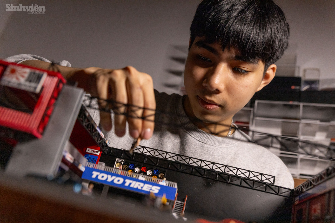 Với Chiến, mô hình xe và diorama không chỉ là thú vui, mà còn là một loại hình nghệ thuật. Anh muốn truyền cảm hứng cho những người trẻ khác, khuyến khích họ theo đuổi đam mê và sáng tạo. "Đừng ngại thử thách bản thân, hãy cứ làm những gì mình thích." - Chiến nhắn nhủ. Với Chiến, mô hình xe và diorama không chỉ là thú vui, mà còn là một loại hình nghệ thuật. Anh muốn truyền cảm hứng cho những người trẻ khác, khuyến khích họ theo đuổi đam mê và sáng tạo. "Đừng ngại thử thách bản thân, hãy cứ làm những gì mình thích." - Chiến nhắn nhủ.