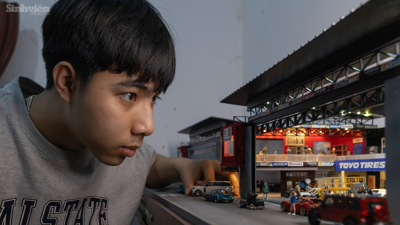 Nguyễn Bá Chiến (23 tuổi, Hà Nội) nổi tiếng là tác giả của những chiếc diorama kỳ công với hàng trăm chi tiết, sống động như 'thu nhỏ thế giới thật'. Nguyễn Bá Chiến (23 tuổi, Hà Nội) nổi tiếng là tác giả của những chiếc diorama kỳ công với hàng trăm chi tiết, sống động như 'thu nhỏ thế giới thật'.