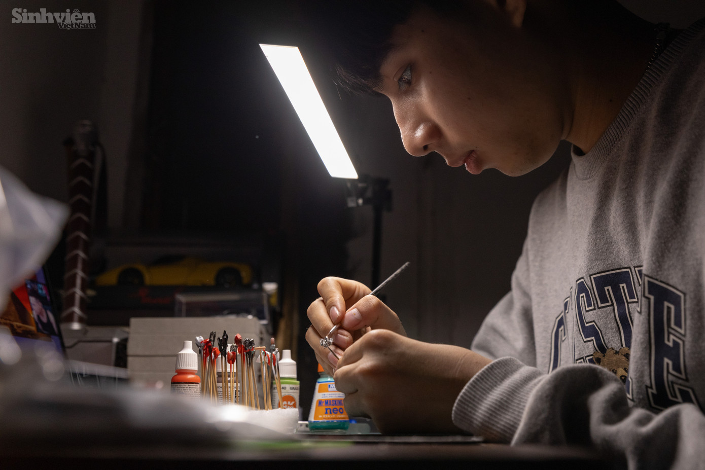 Trong quá trình làm diorama, Chiến gặp không ít thách thức. Khó khăn lớn nhất là việc lên ý tưởng và thiết kế để tạo ra những mẫu diorama khác biệt. Tiếp theo là các vấn đề về điện, mạch điện và nguồn điện bên trong. Cuối cùng là việc tìm kiếm nguyên liệu, đặc biệt là những nguyên liệu không có sẵn ở Việt Nam. "Cũng có những vật liệu không có sẵn trên thị trường mà Chiến phải ra xưởng đặt khắc laser, in 3D. Các diorama của mình thường sẽ được đầu tư in 3D nhiều để chất lượng được đẹp và thu hút hơn." - Chiến chia sẻ. Trong quá trình làm diorama, Chiến gặp không ít thách thức. Khó khăn lớn nhất là việc lên ý tưởng và thiết kế để tạo ra những mẫu diorama khác biệt. Tiếp theo là các vấn đề về điện, mạch điện và nguồn điện bên trong. Cuối cùng là việc tìm kiếm nguyên liệu, đặc biệt là những nguyên liệu không có sẵn ở Việt Nam. "Cũng có những vật liệu không có sẵn trên thị trường mà Chiến phải ra xưởng đặt khắc laser, in 3D. Các diorama của mình thường sẽ được đầu tư in 3D nhiều để chất lượng được đẹp và thu hút hơn." - Chiến chia sẻ.