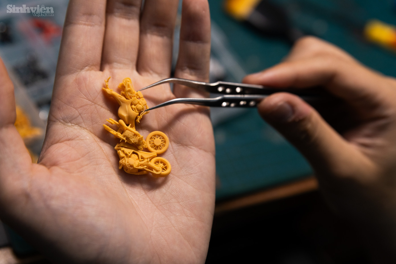 Trong quá trình làm diorama, Chiến gặp không ít thách thức. Khó khăn lớn nhất là việc lên ý tưởng và thiết kế để tạo ra những mẫu diorama khác biệt. Tiếp theo là các vấn đề về điện, mạch điện và nguồn điện bên trong. Cuối cùng là việc tìm kiếm nguyên liệu, đặc biệt là những nguyên liệu không có sẵn ở Việt Nam. "Cũng có những vật liệu không có sẵn trên thị trường mà Chiến phải ra xưởng đặt khắc laser, in 3D. Các diorama của mình thường sẽ được đầu tư in 3D nhiều để chất lượng được đẹp và thu hút hơn." - Chiến chia sẻ. Trong quá trình làm diorama, Chiến gặp không ít thách thức. Khó khăn lớn nhất là việc lên ý tưởng và thiết kế để tạo ra những mẫu diorama khác biệt. Tiếp theo là các vấn đề về điện, mạch điện và nguồn điện bên trong. Cuối cùng là việc tìm kiếm nguyên liệu, đặc biệt là những nguyên liệu không có sẵn ở Việt Nam. "Cũng có những vật liệu không có sẵn trên thị trường mà Chiến phải ra xưởng đặt khắc laser, in 3D. Các diorama của mình thường sẽ được đầu tư in 3D nhiều để chất lượng được đẹp và thu hút hơn." - Chiến chia sẻ.