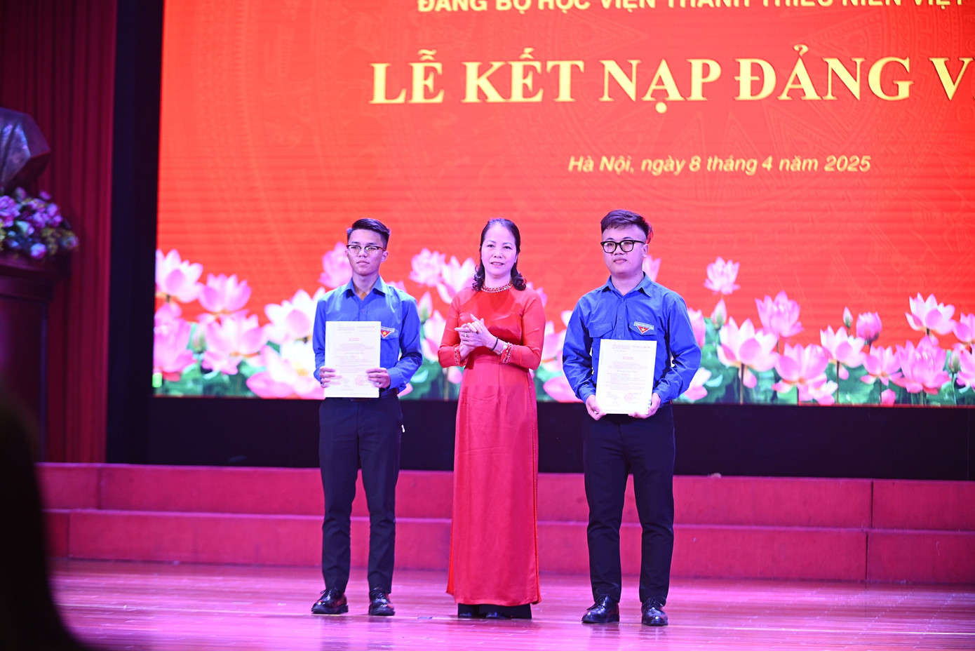 TS Trần Thị Tuyết Nhung - Phó GĐ Học viện trong lễ Kết nạp Đảng viên. TS Trần Thị Tuyết Nhung - Phó GĐ Học viện trong lễ Kết nạp Đảng viên.