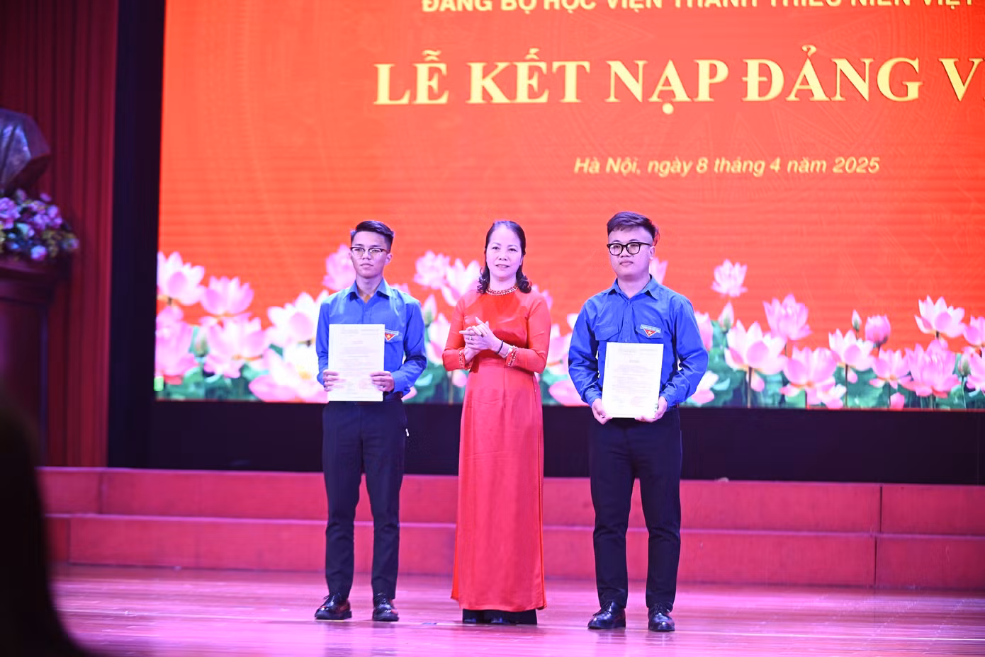 TS Trần Thị Tuyết Nhung - Phó GĐ Học viện trong lễ Kết nạp Đảng viên. TS Trần Thị Tuyết Nhung - Phó GĐ Học viện trong lễ Kết nạp Đảng viên.
