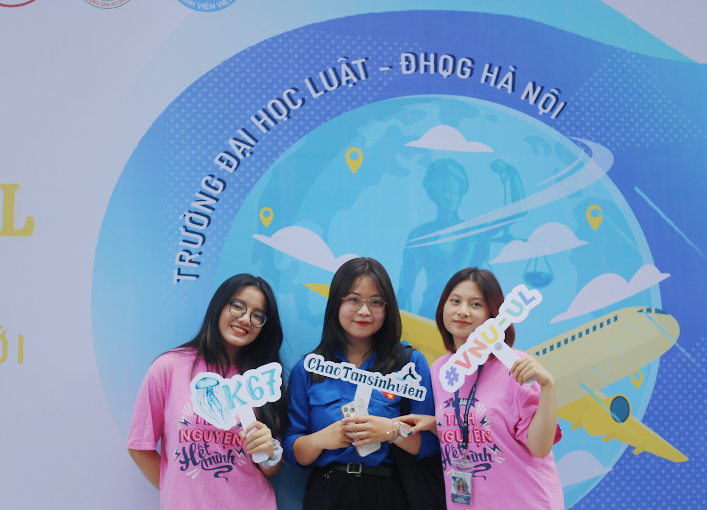 Phương Dung (chính giữa) tham gia hỗ trợ tân sinh viên trong ngày hội nhập học tại Trường Đại học Luật – Đại học Quốc gia Hà Nội. Phương Dung (chính giữa) tham gia hỗ trợ tân sinh viên trong ngày hội nhập học tại Trường Đại học Luật – Đại học Quốc gia Hà Nội.