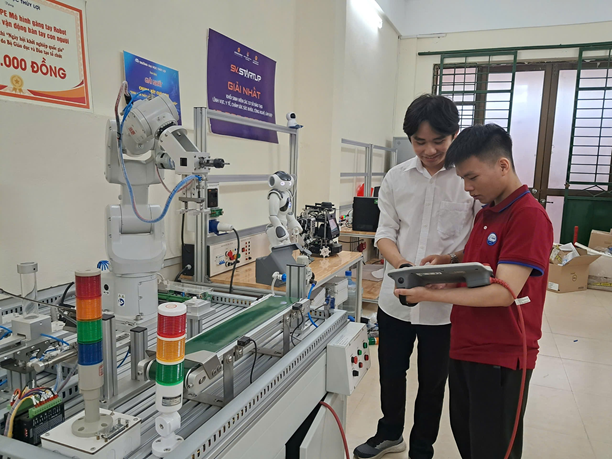 Sinh viên Đinh Văn Tùng (áo đỏ) cùng bạn học tập, lập trình tại phòng thí nghiệm Robot và điều khiển thông minh, trường Đại học Thủy lợi. Sinh viên Đinh Văn Tùng (áo đỏ) cùng bạn học tập, lập trình tại phòng thí nghiệm Robot và điều khiển thông minh, trường Đại học Thủy lợi.