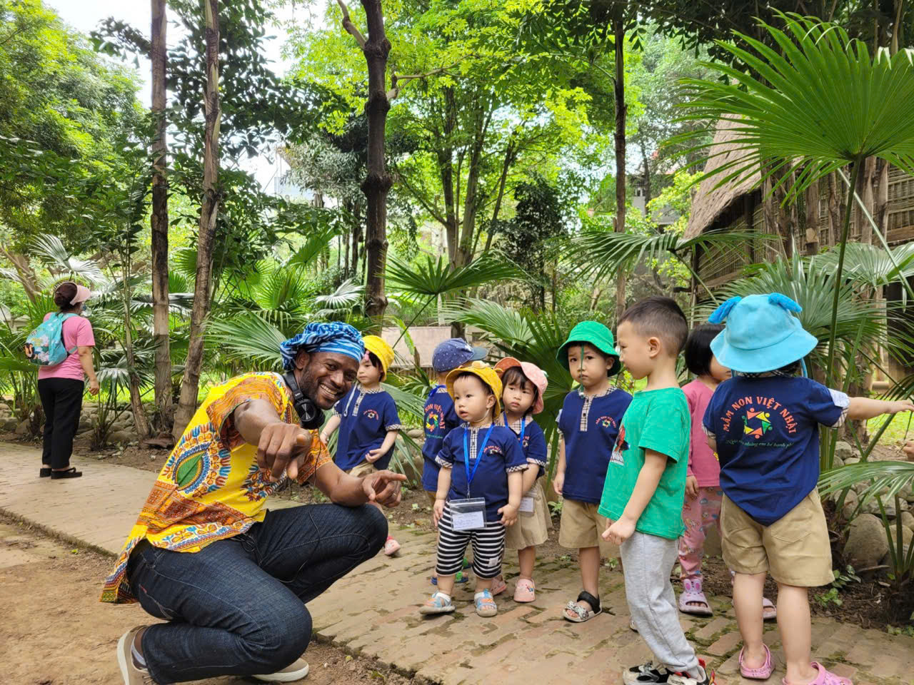 Théophile tham quan các điểm du lịch văn hóa tại Việt Nam.