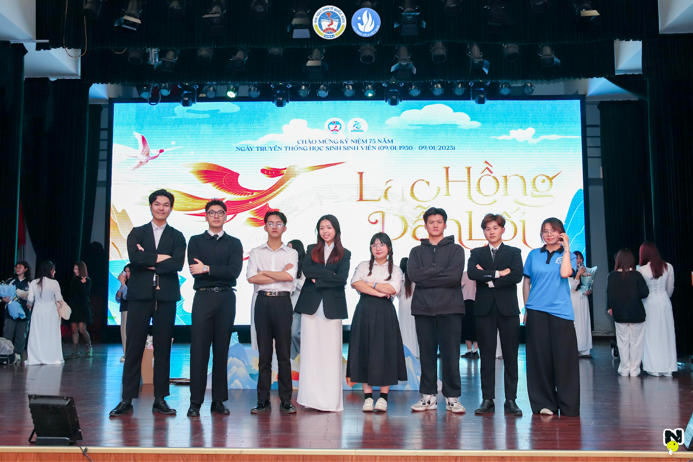 Đỗ Anh Tuấn (đứng thứ hai từ phía bên phải) cùng Ban Thư ký, Ban Chấp hành Hội Sinh viên NEU và các đơn vị trực thuộc tổ chức thành công Lễ kỷ niệm 75 năm Ngày Truyền thống Học sinh Sinh viên 9/1: Lạc Hồng Dẫn Lối. Đỗ Anh Tuấn (đứng thứ hai từ phía bên phải) cùng Ban Thư ký, Ban Chấp hành Hội Sinh viên NEU và các đơn vị trực thuộc tổ chức thành công Lễ kỷ niệm 75 năm Ngày Truyền thống Học sinh Sinh viên 9/1: Lạc Hồng Dẫn Lối.