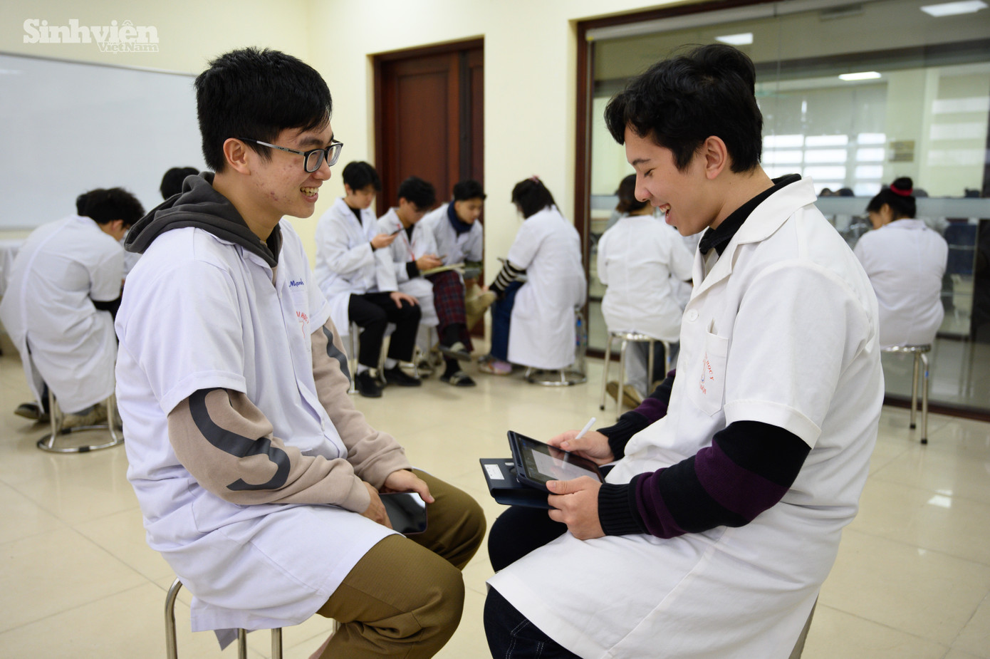 Quang Đức cùng các bạn làm bài tập nhóm theo phương pháp Thao tác mẫu - thực hành lại với bảng kiểm và mô hình, người bệnh mô phỏng (SKL). Đan xen với các giờ học lý thuyết, trong tuần, sinh viên Y khoa thực hành tiền lâm sàng bằng việc đi thực tập ở các bệnh viện lớn như Bạch Mai, Việt Đức,...