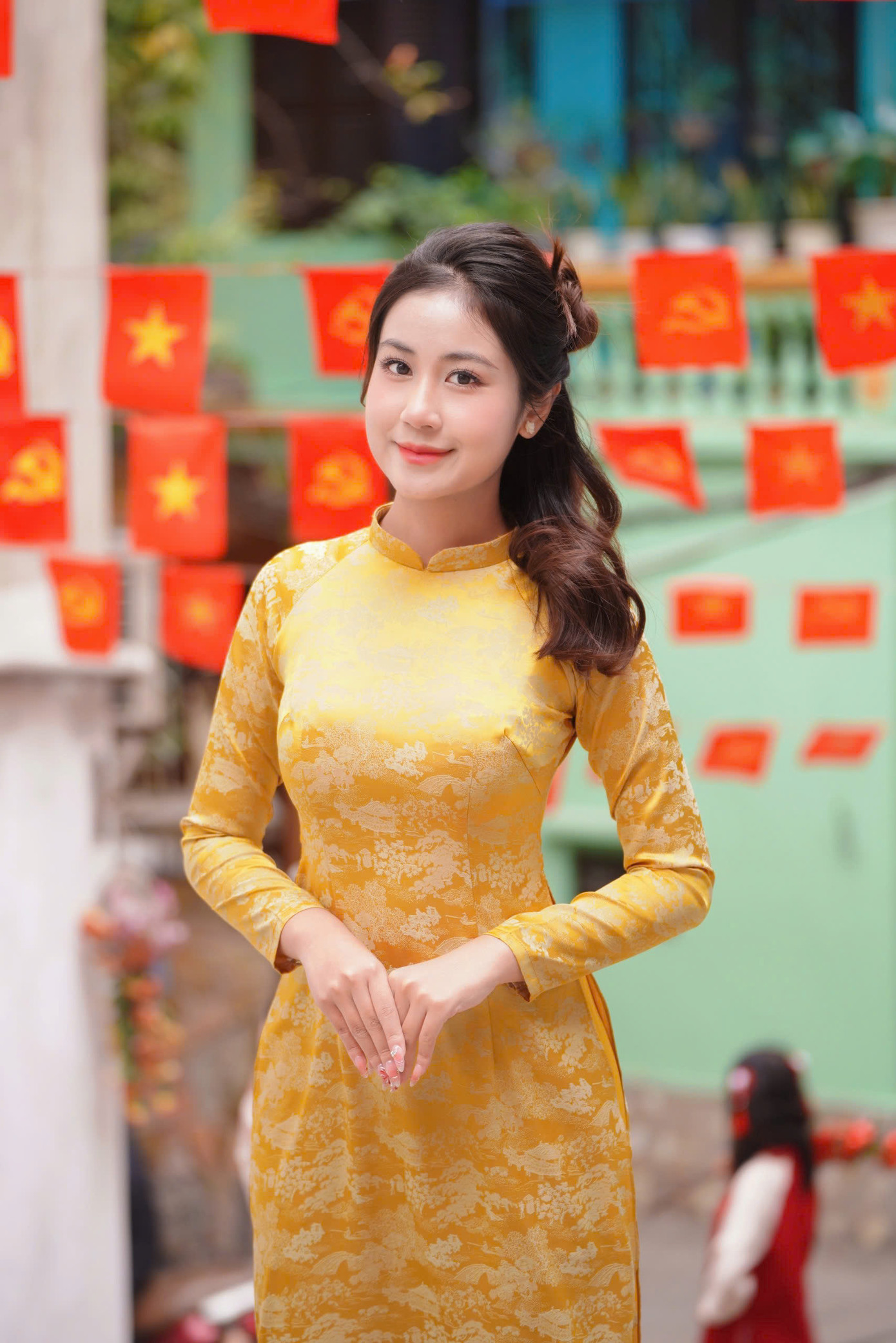 Hoa khôi Áo dài Việt Nam 2025 với vẻ đẹp thanh lịch, đậm đà bản sắc dân tộc trong tà áo dài nhân dịp Tết Nguyên đán.