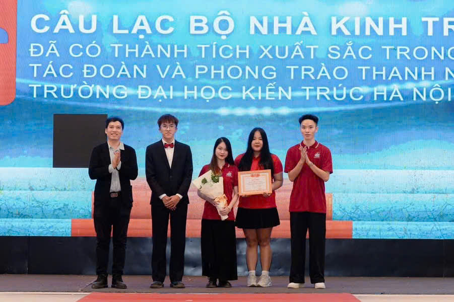 Khoảnh khắc vinh dự khi Đức Anh (ngoài cùng bên phải) đại diện CLB Nhà Kinh tế Trẻ (YEC) nhận danh hiệu CLB Xuất sắc từ Thành đoàn Trường Đại học Kiến trúc Hà Nội, đánh dấu những nỗ lực không ngừng trong hành trình. Khoảnh khắc vinh dự khi Đức Anh (ngoài cùng bên phải) đại diện CLB Nhà Kinh tế Trẻ (YEC) nhận danh hiệu CLB Xuất sắc từ Thành đoàn Trường Đại học Kiến trúc Hà Nội, đánh dấu những nỗ lực không ngừng trong hành trình.