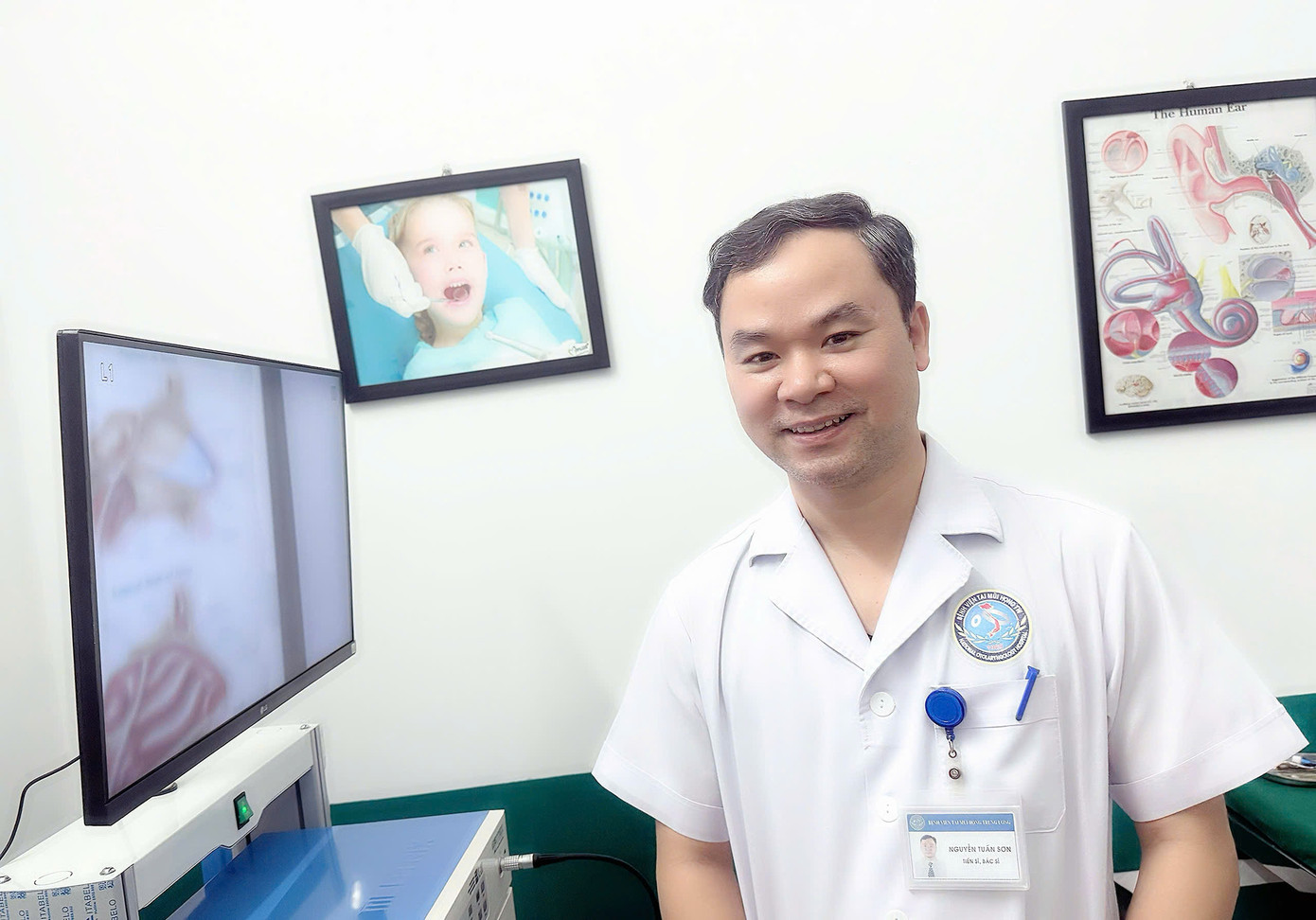 Tiến sĩ, Bác sĩ Nguyễn Tuấn Sơn – Giảng viên Bộ môn Tai mũi họng, Trường Đại học Y Dược – ĐHQG Hà Nội. Tiến sĩ, Bác sĩ Nguyễn Tuấn Sơn – Giảng viên Bộ môn Tai mũi họng, Trường Đại học Y Dược – ĐHQG Hà Nội.