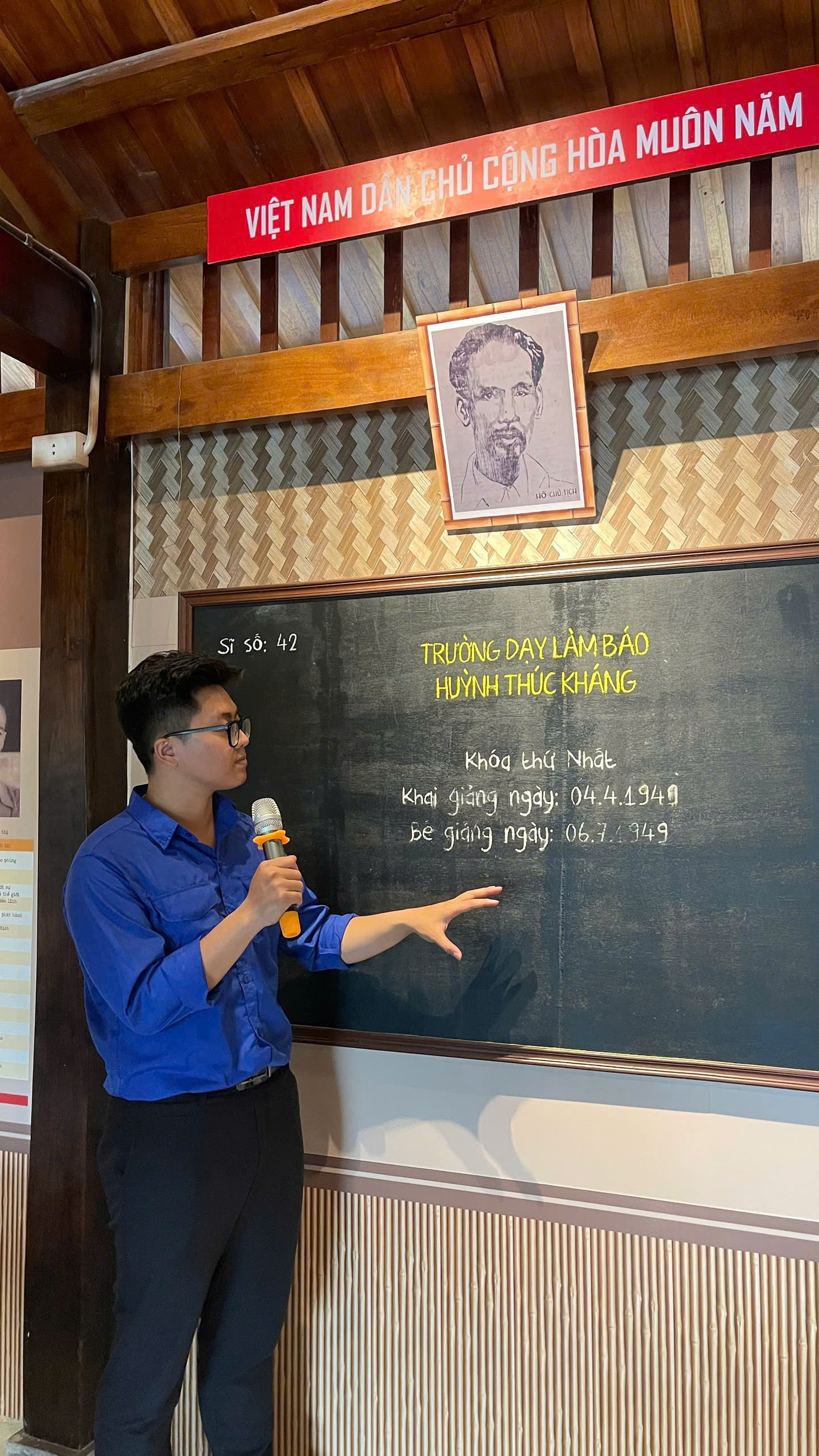 “Giữ lửa và truyền lửa” là phương châm của Phúc khi làm công tác Đoàn. “Giữ lửa và truyền lửa” là phương châm của Phúc khi làm công tác Đoàn.