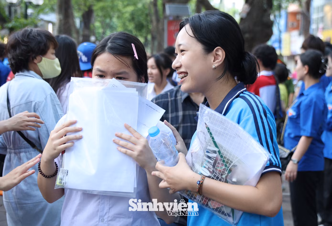 Nhiều thí sinh tranh thủ trao đổi, đối chiếu kết quả với bạn bè.