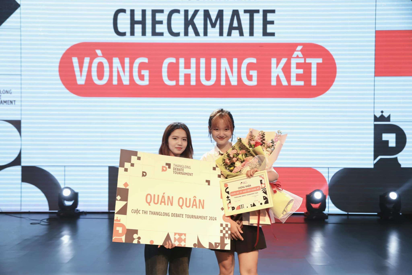 Phương Anh (bên phải) xuất sắc giành Quán quân cuộc thi ThangLong Debate 2024.