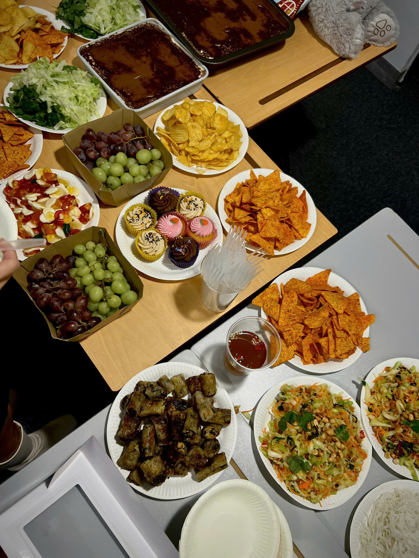 Mâm cơm đón Tết của các du học sinh tự tay chuẩn bị. Mâm cơm đón Tết của các du học sinh tự tay chuẩn bị.