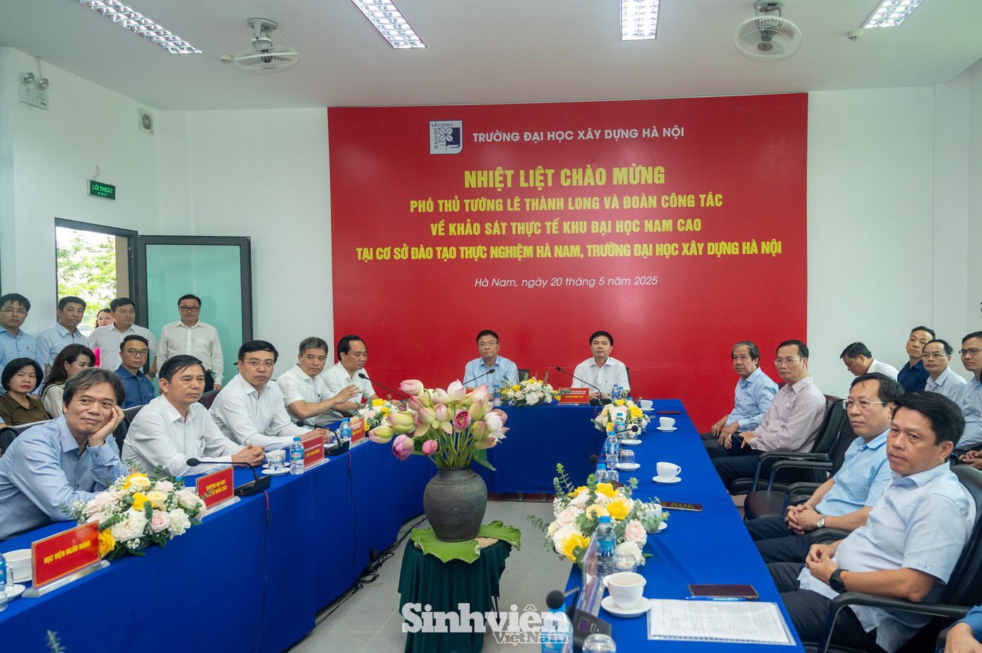 TS. Hoàng Tùng - Hiệu trưởng Trường Đại học Xây dựng Hà Nội thuyết trình về dự án.