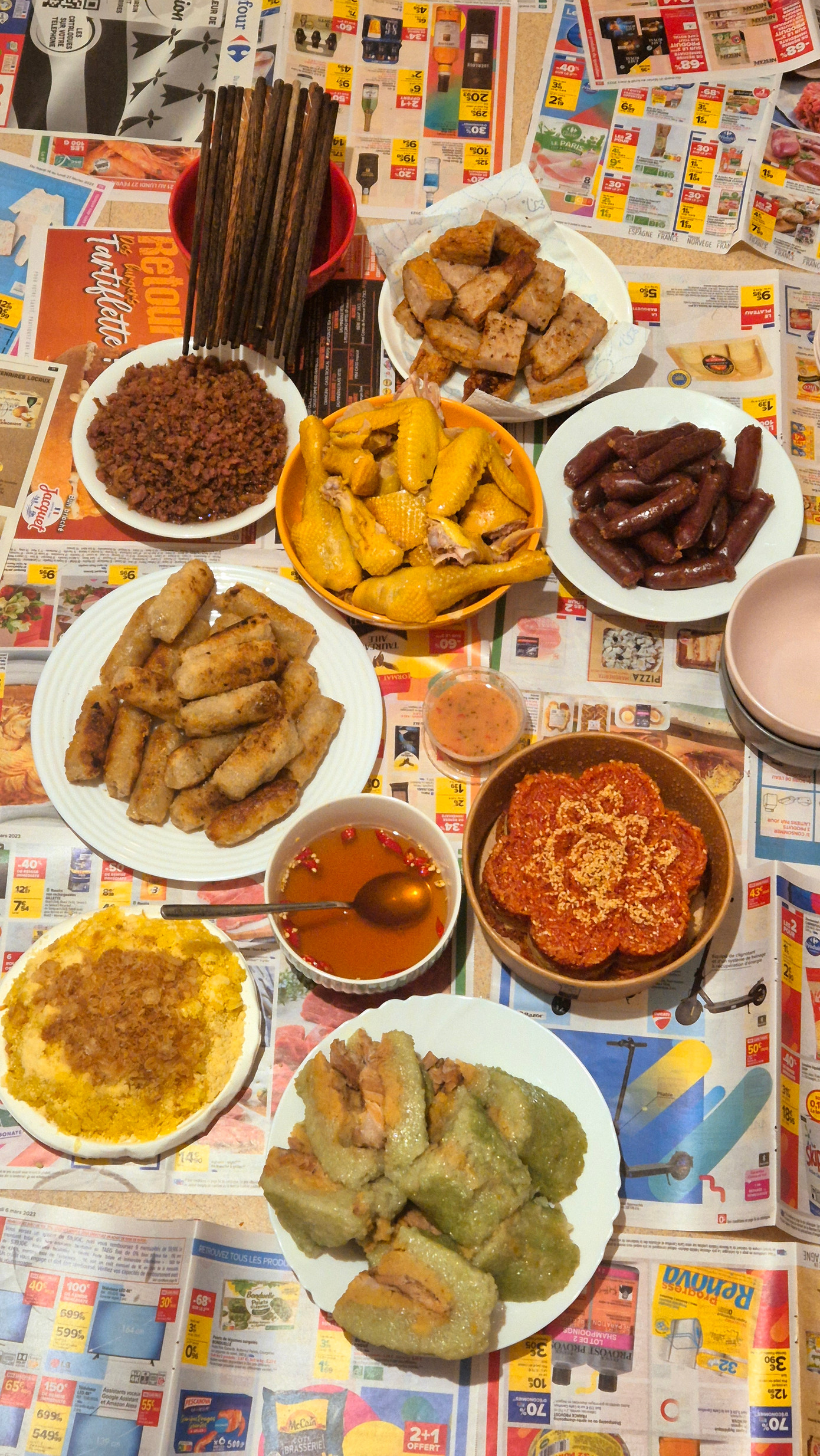 Lan khéo léo chuẩn bị các món ăn truyền thống, đưa hương vị Tết Việt về giữa đất Pháp. Lan khéo léo chuẩn bị các món ăn truyền thống, đưa hương vị Tết Việt về giữa đất Pháp.