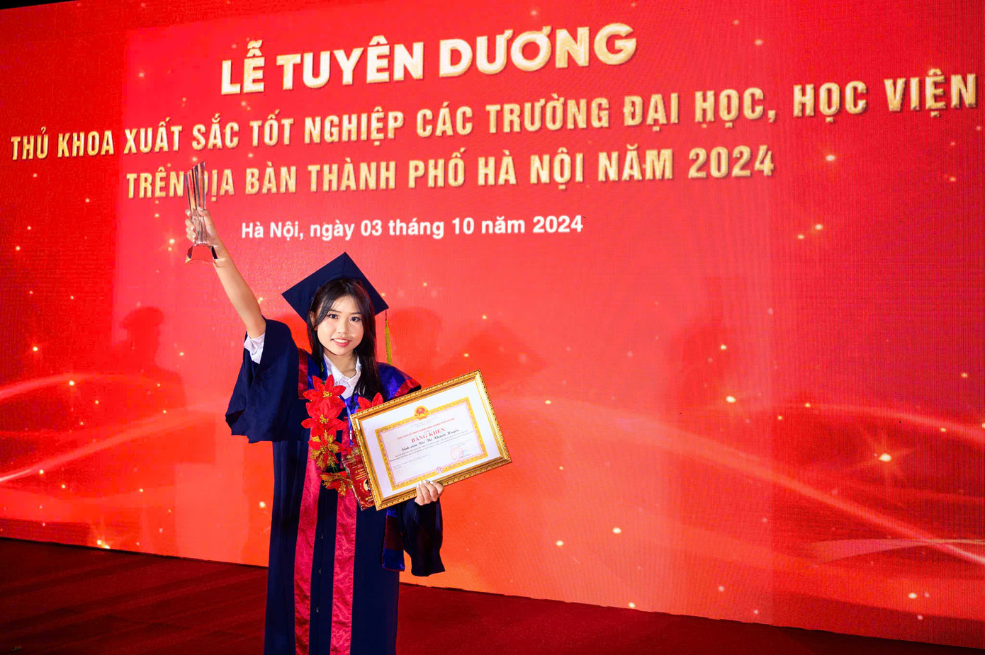 Bùi Thị khánh Huyền (sinh năm 2002) tốt nghiệp thủ khoa ngành Báo chí, á khoa Học viện Báo chí và Tuyên truyền khóa 40. Bùi Thị khánh Huyền (sinh năm 2002) tốt nghiệp thủ khoa ngành Báo chí, á khoa Học viện Báo chí và Tuyên truyền khóa 40.