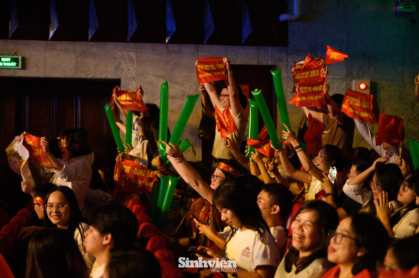 Khán đài như rung chuyển với tiếng hò reo, cổ vũ không ngớt và đầy nhiệt tình từ phía người thân, bạn bè học sinh và những người yêu nhạc. Tất cả đã cùng nhau tạo nên một bầu không khí vô cùng sôi động, cuồng nhiệt và tràn đầy phấn khích cho đêm chung khảo.