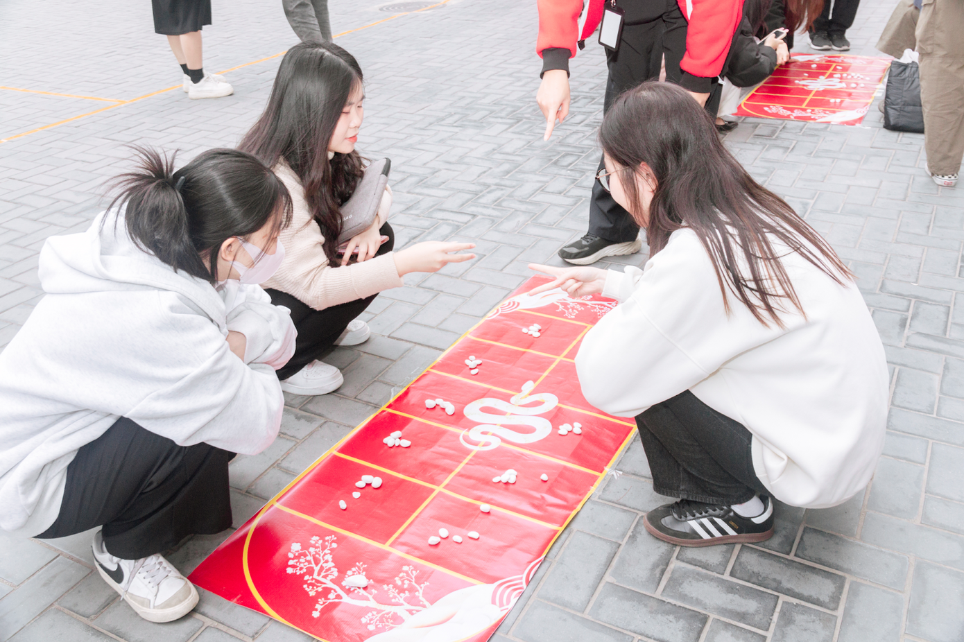 Các trò chơi dân gian thú vị thu hút sự quan tâm của nhiều sinh viên. Các trò chơi dân gian thú vị thu hút sự quan tâm của nhiều sinh viên.